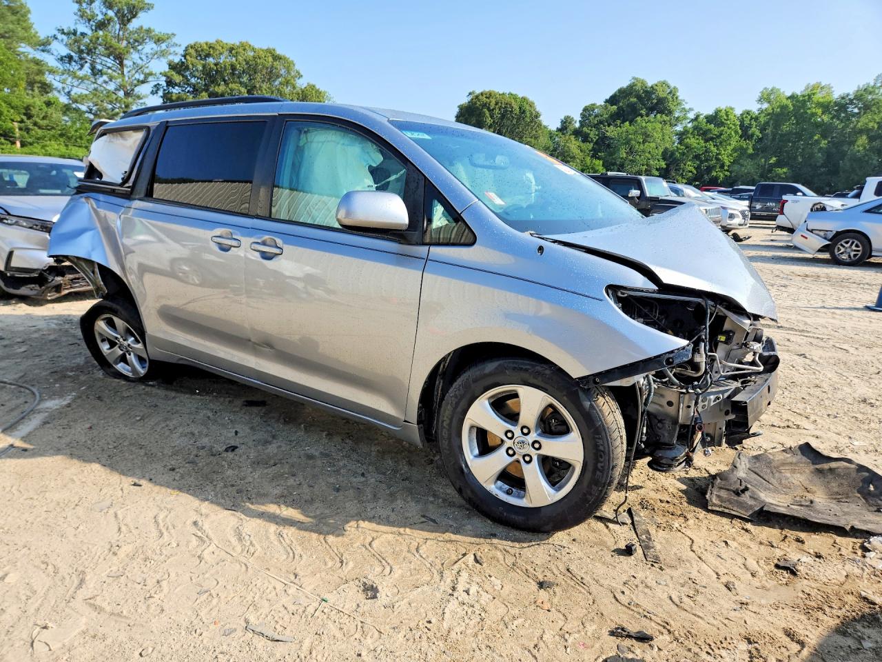 2014 Toyota Sienna Le Silver vin: 5TDKK3DCXES480738