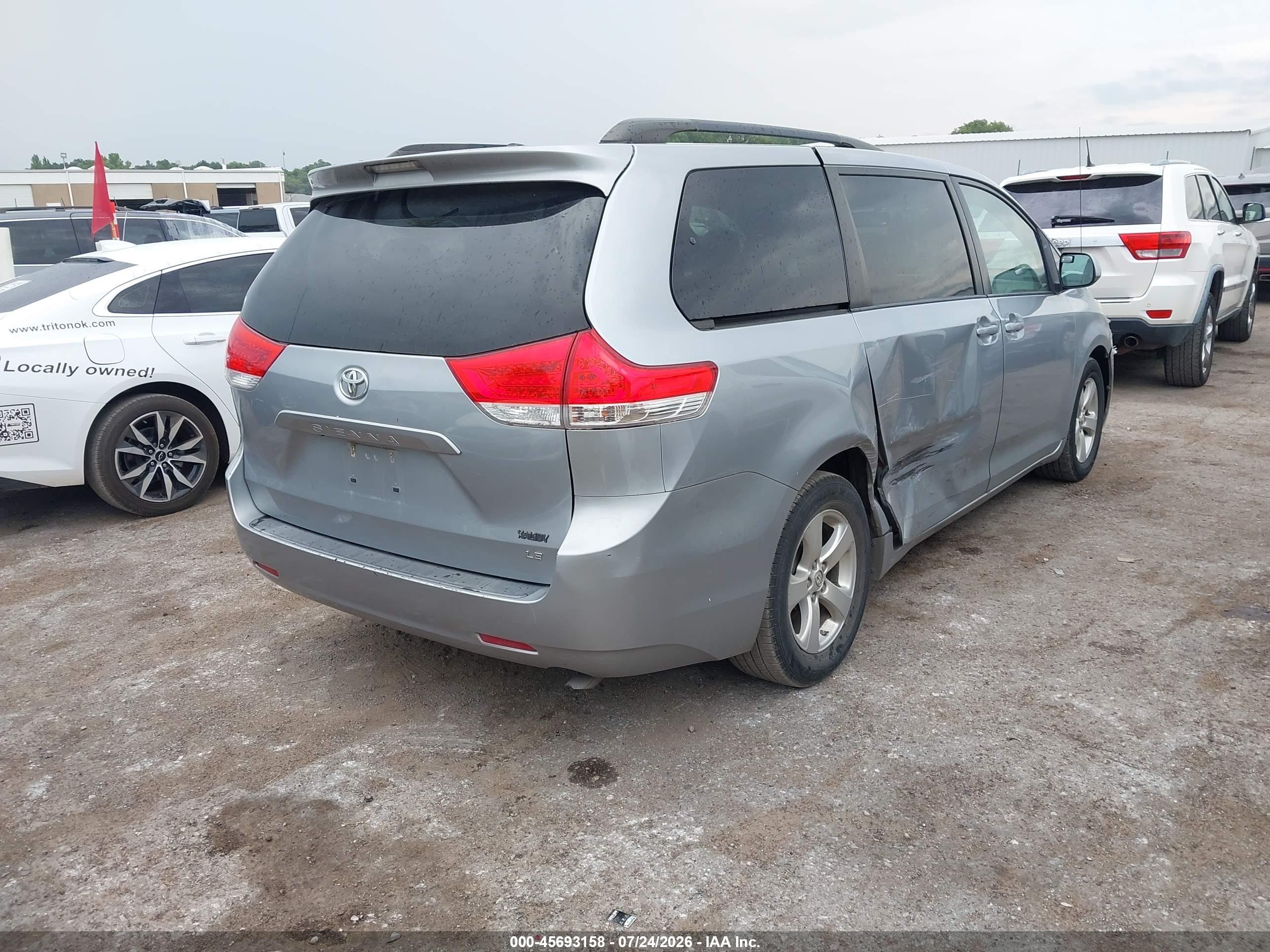 2014 Toyota Sienna Le V6 8 Passenger Gray vin: 5TDKK3DCXES483459
