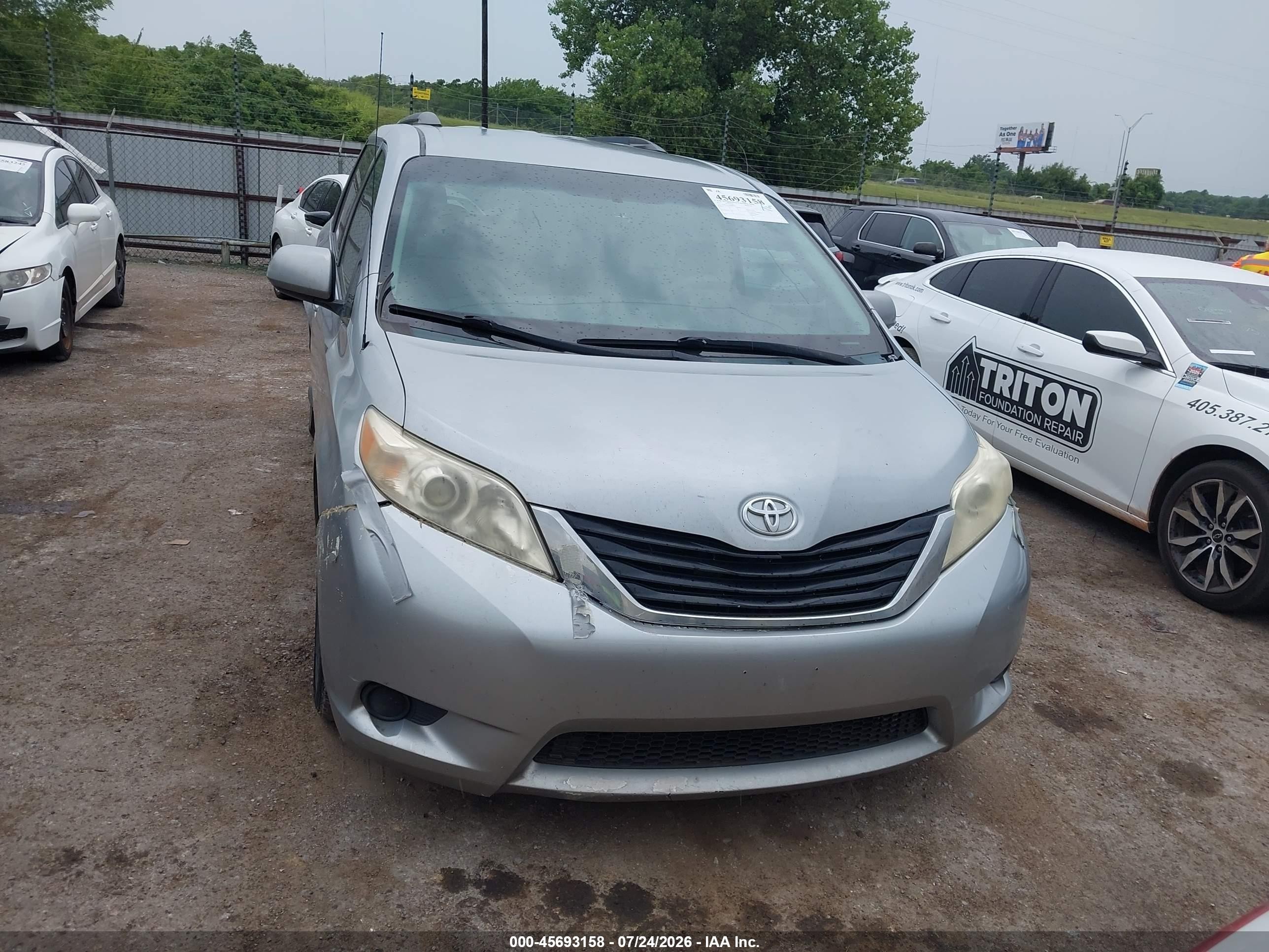 2014 Toyota Sienna Le V6 8 Passenger Gray vin: 5TDKK3DCXES483459