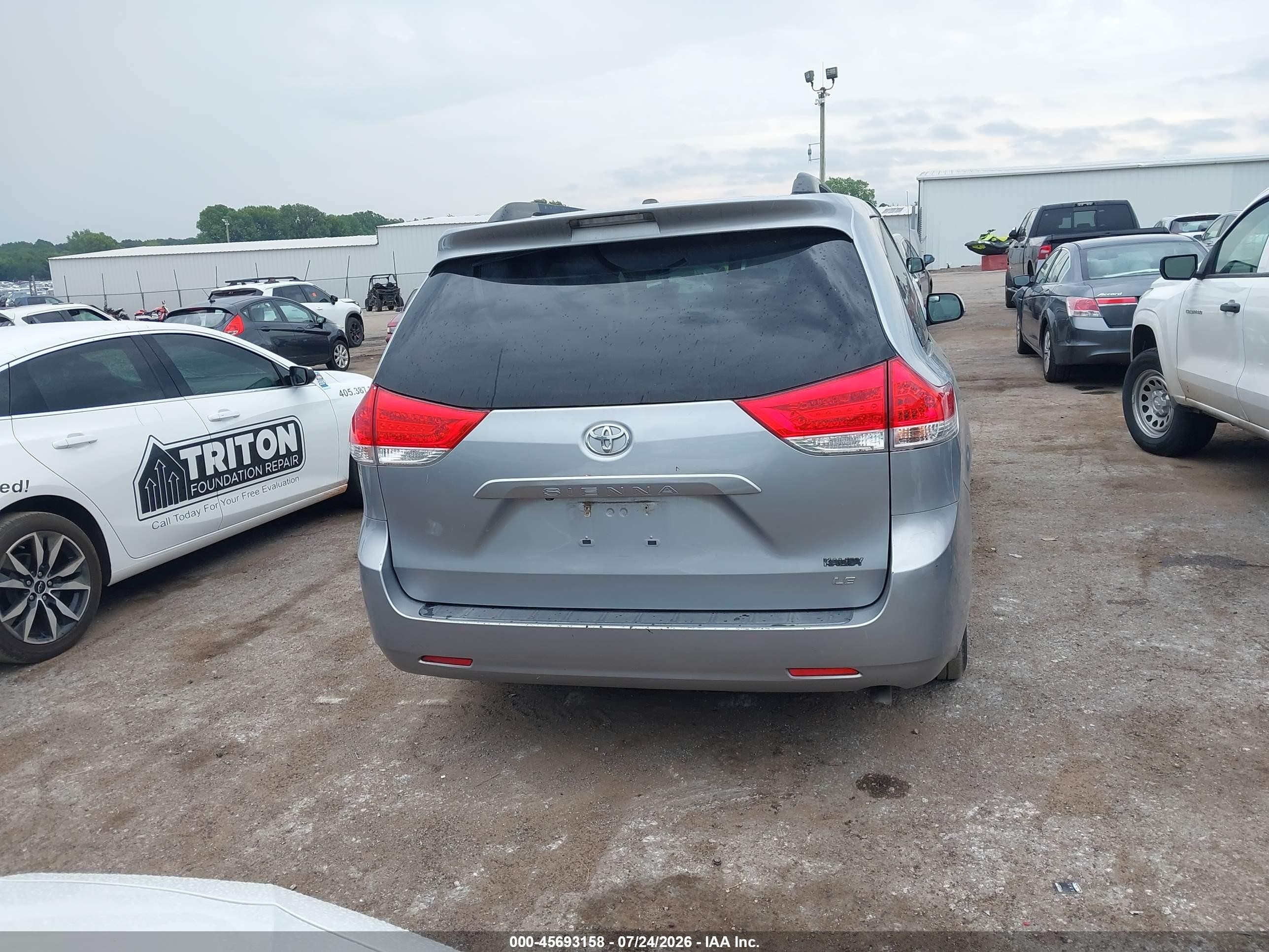 2014 Toyota Sienna Le V6 8 Passenger Gray vin: 5TDKK3DCXES483459