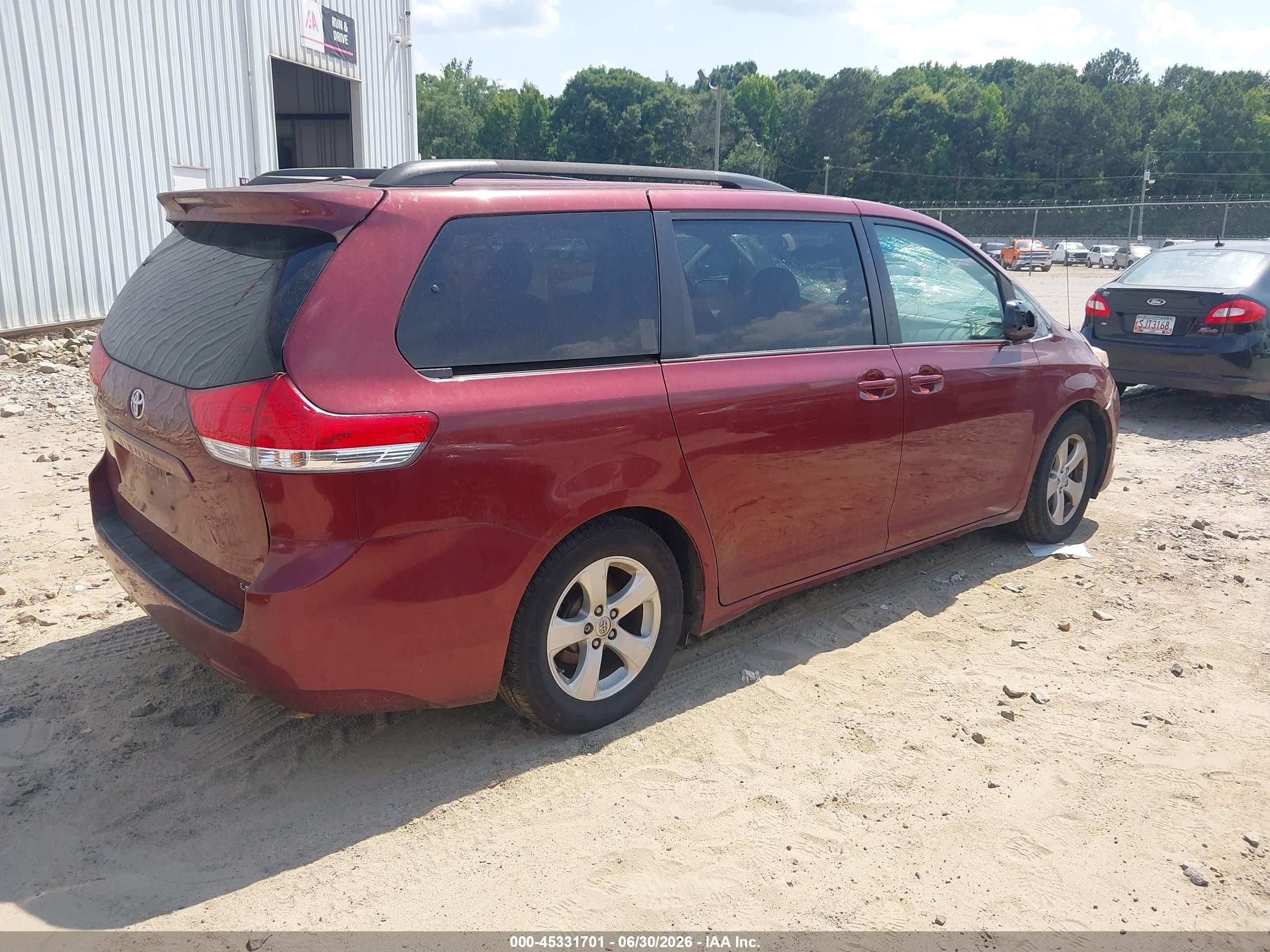 2014 Toyota Sienna Le V6 8 Passenger Burgundy vin: 5TDKK3DCXES493912