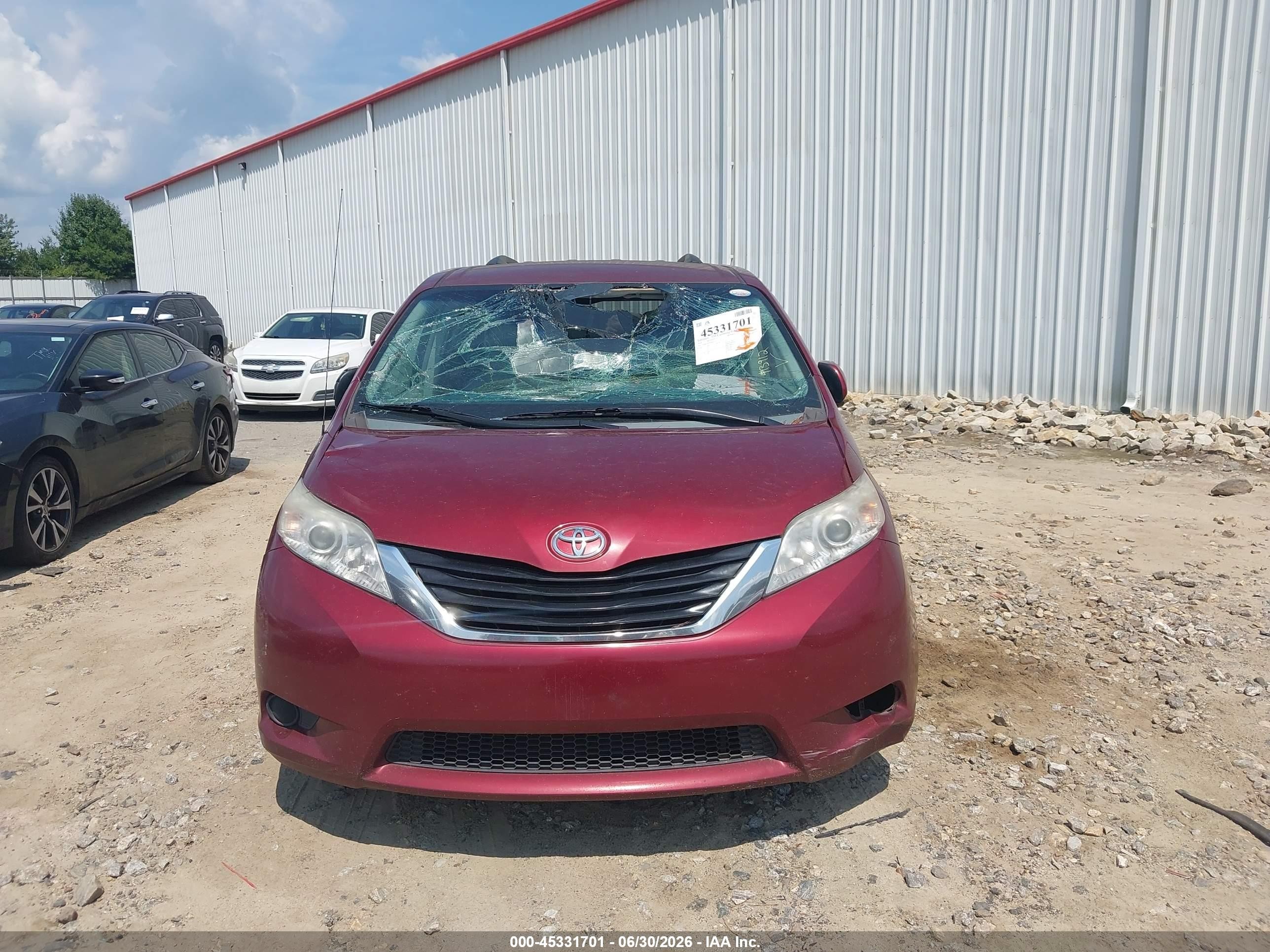 2014 Toyota Sienna Le V6 8 Passenger Burgundy vin: 5TDKK3DCXES493912