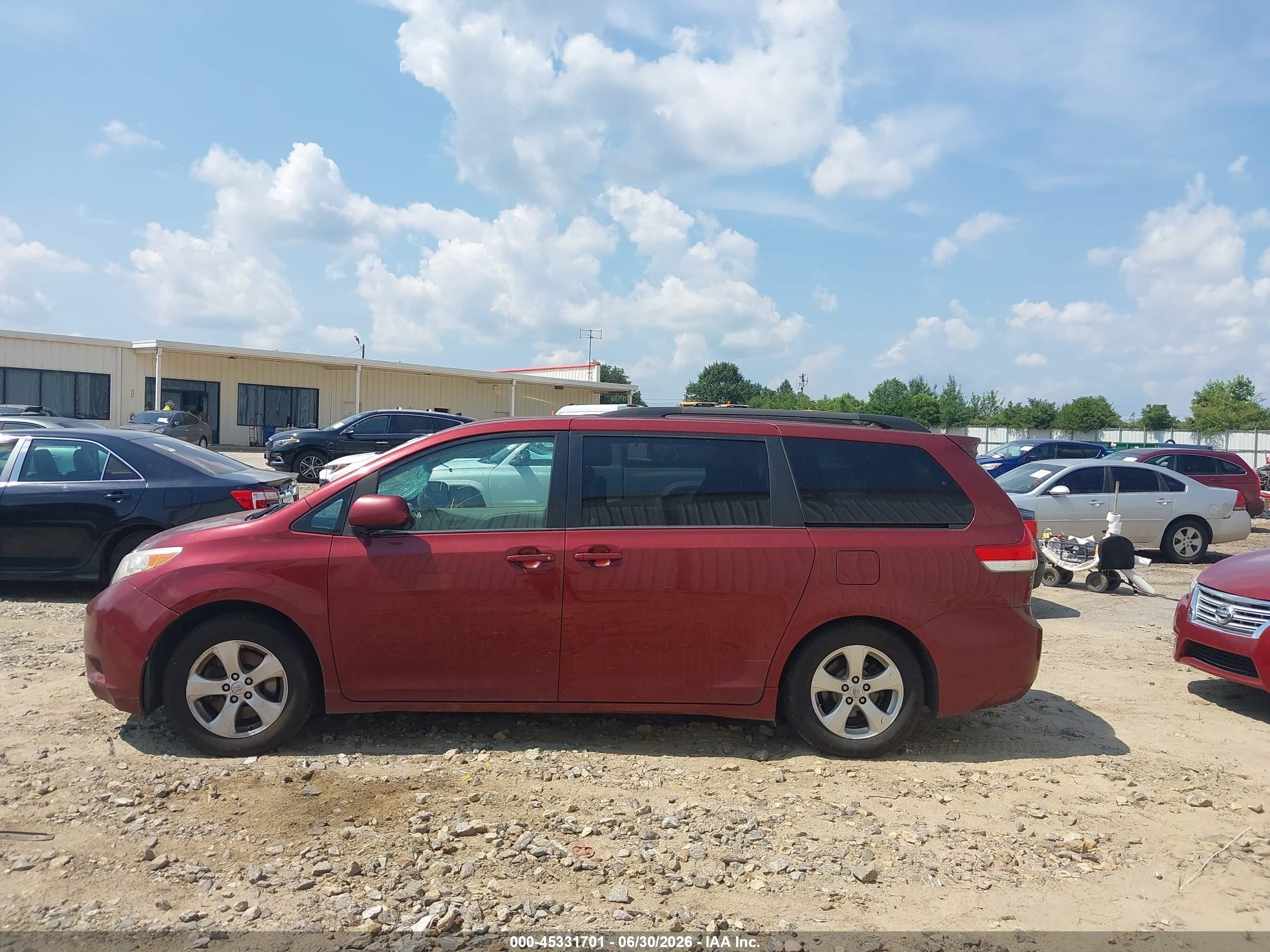 2014 Toyota Sienna Le V6 8 Passenger Burgundy vin: 5TDKK3DCXES493912