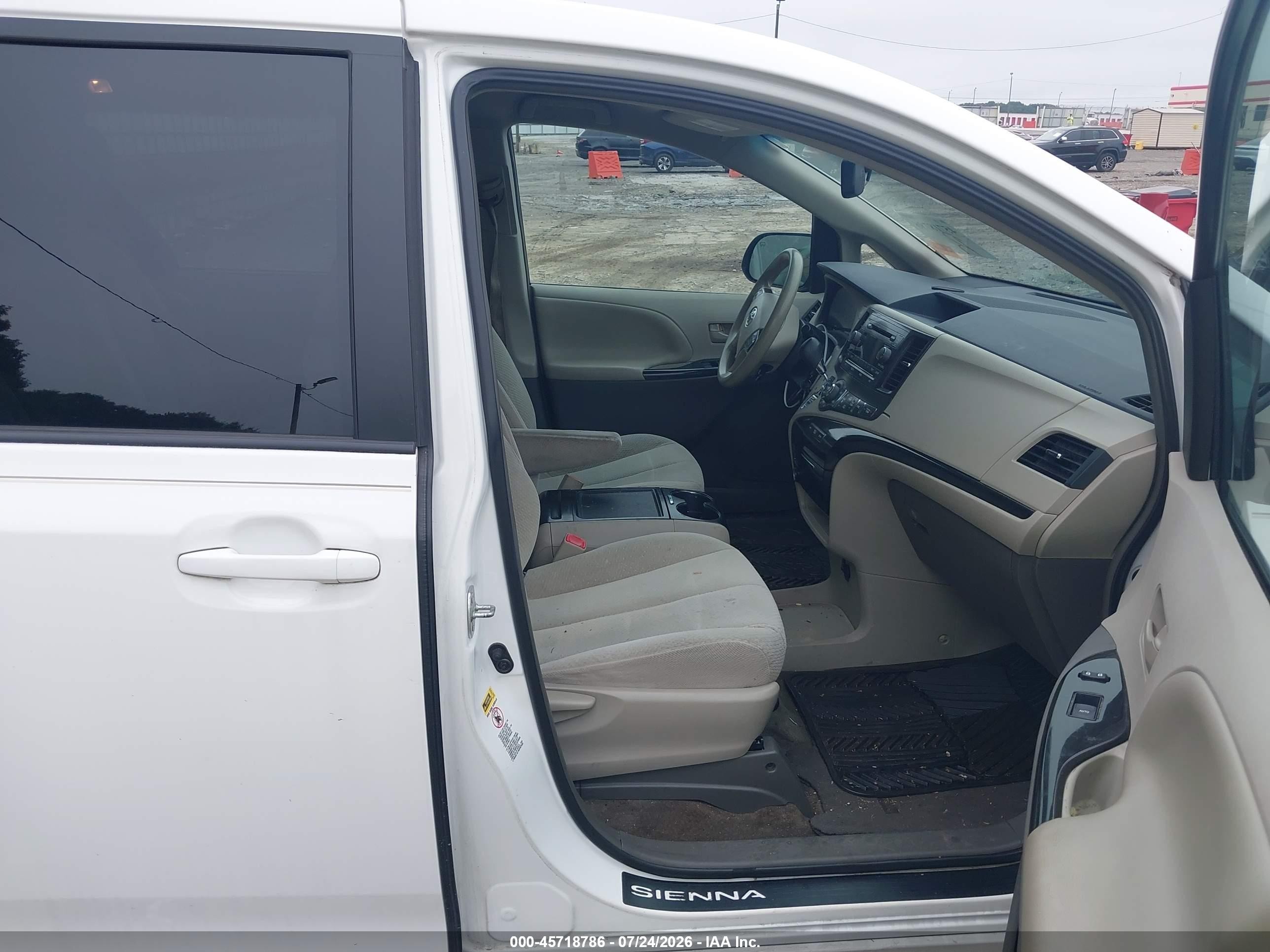 2014 Toyota Sienna Le V6 8 Passenger White vin: 5TDKK3DCXES496552