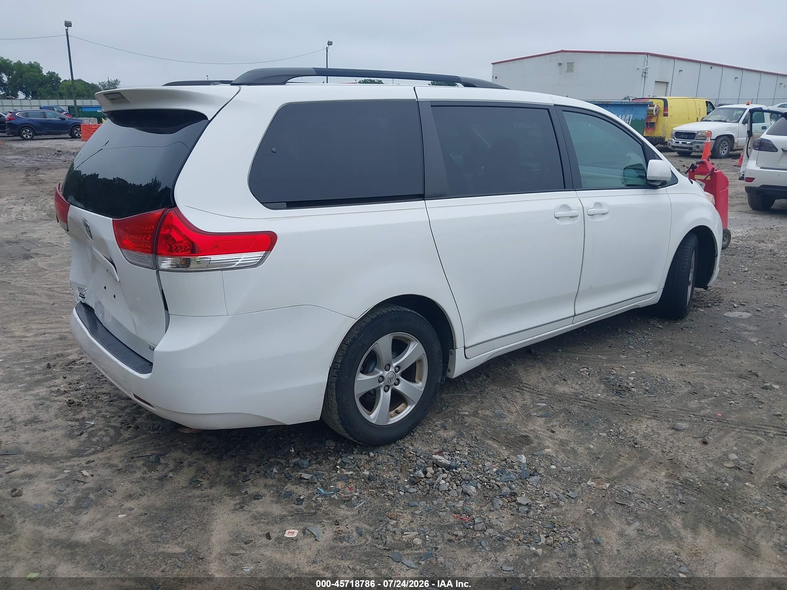 2014 Toyota Sienna Le V6 8 Passenger White vin: 5TDKK3DCXES496552