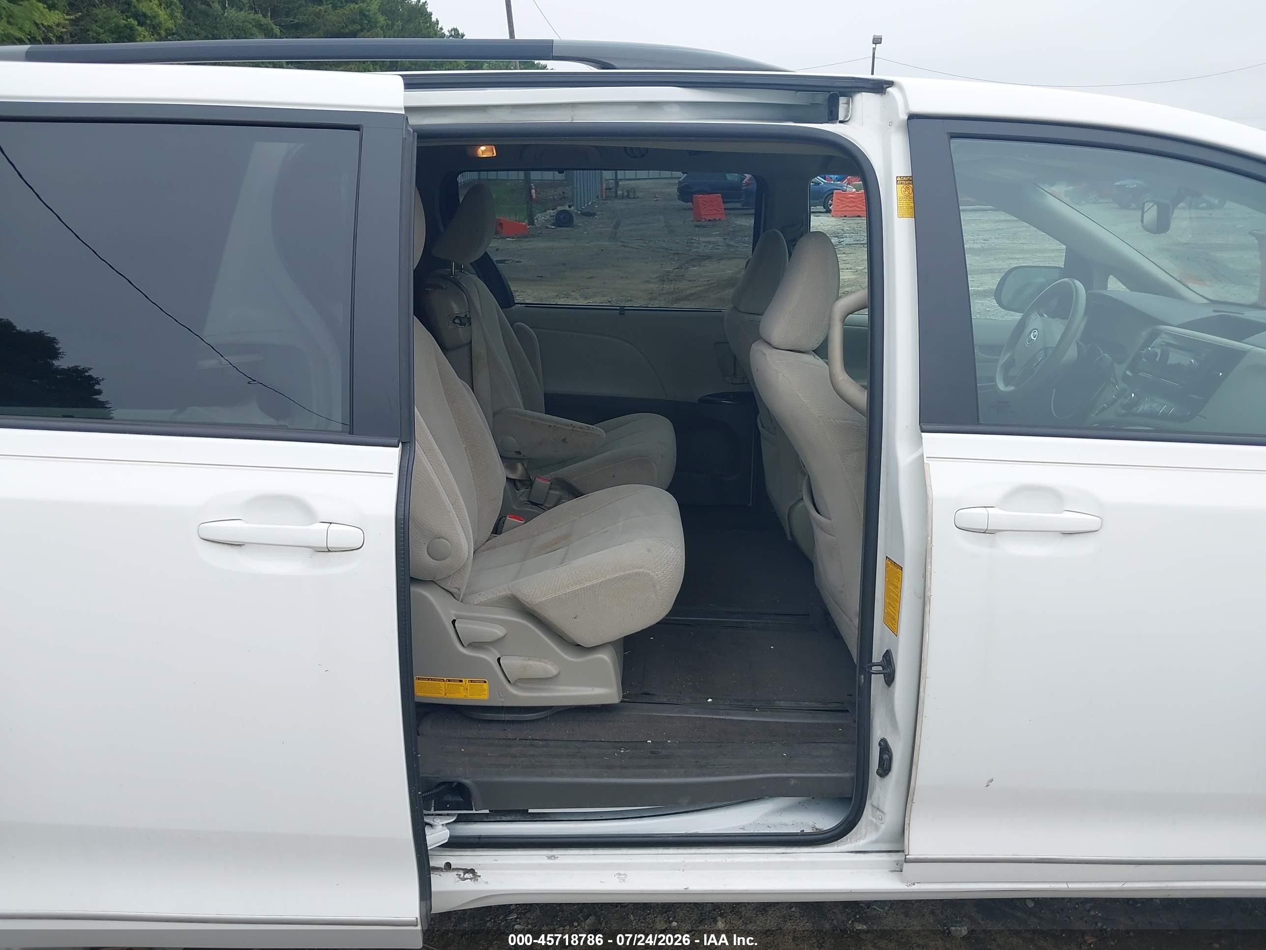 2014 Toyota Sienna Le V6 8 Passenger White vin: 5TDKK3DCXES496552