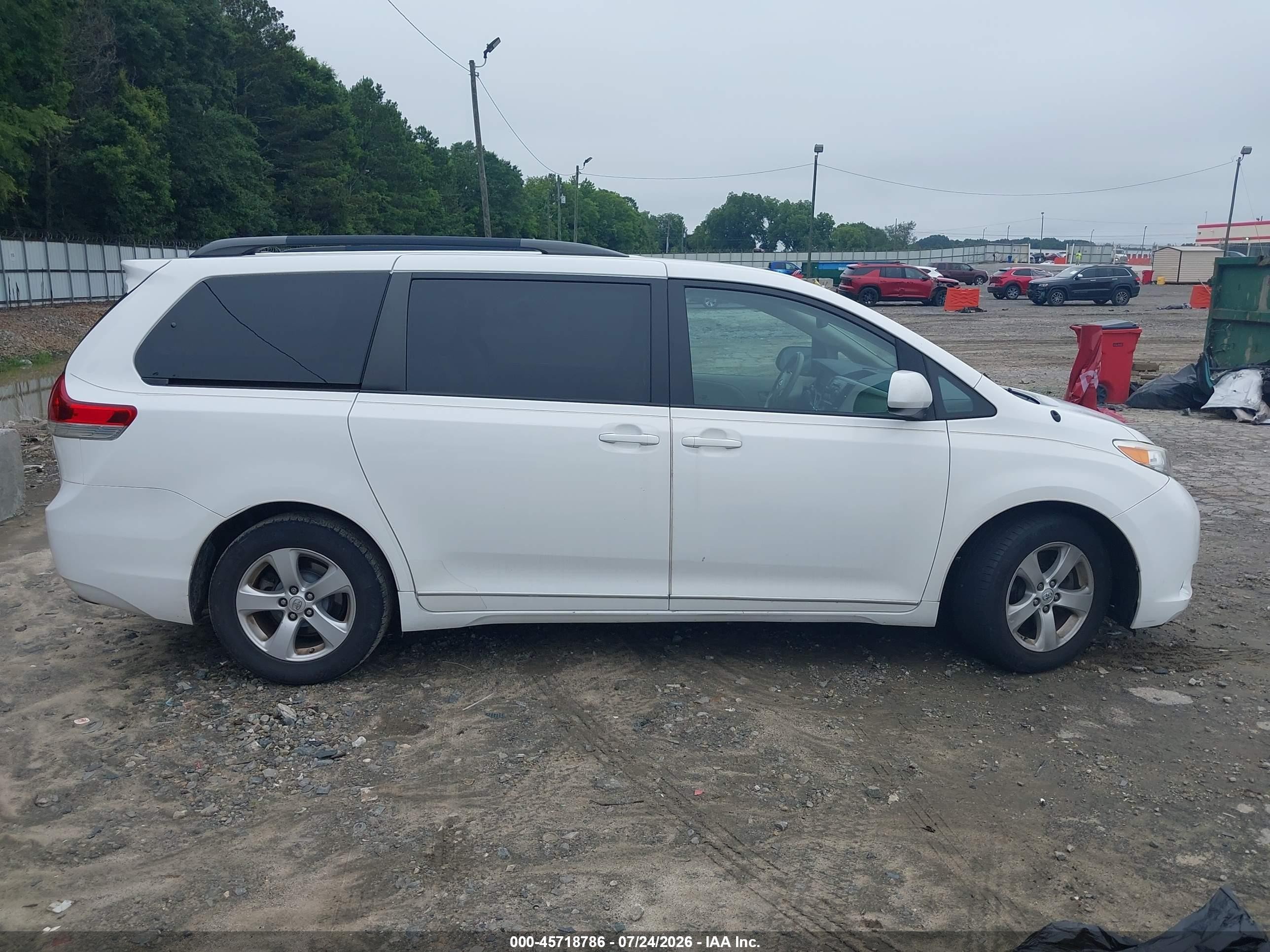 2014 Toyota Sienna Le V6 8 Passenger White vin: 5TDKK3DCXES496552