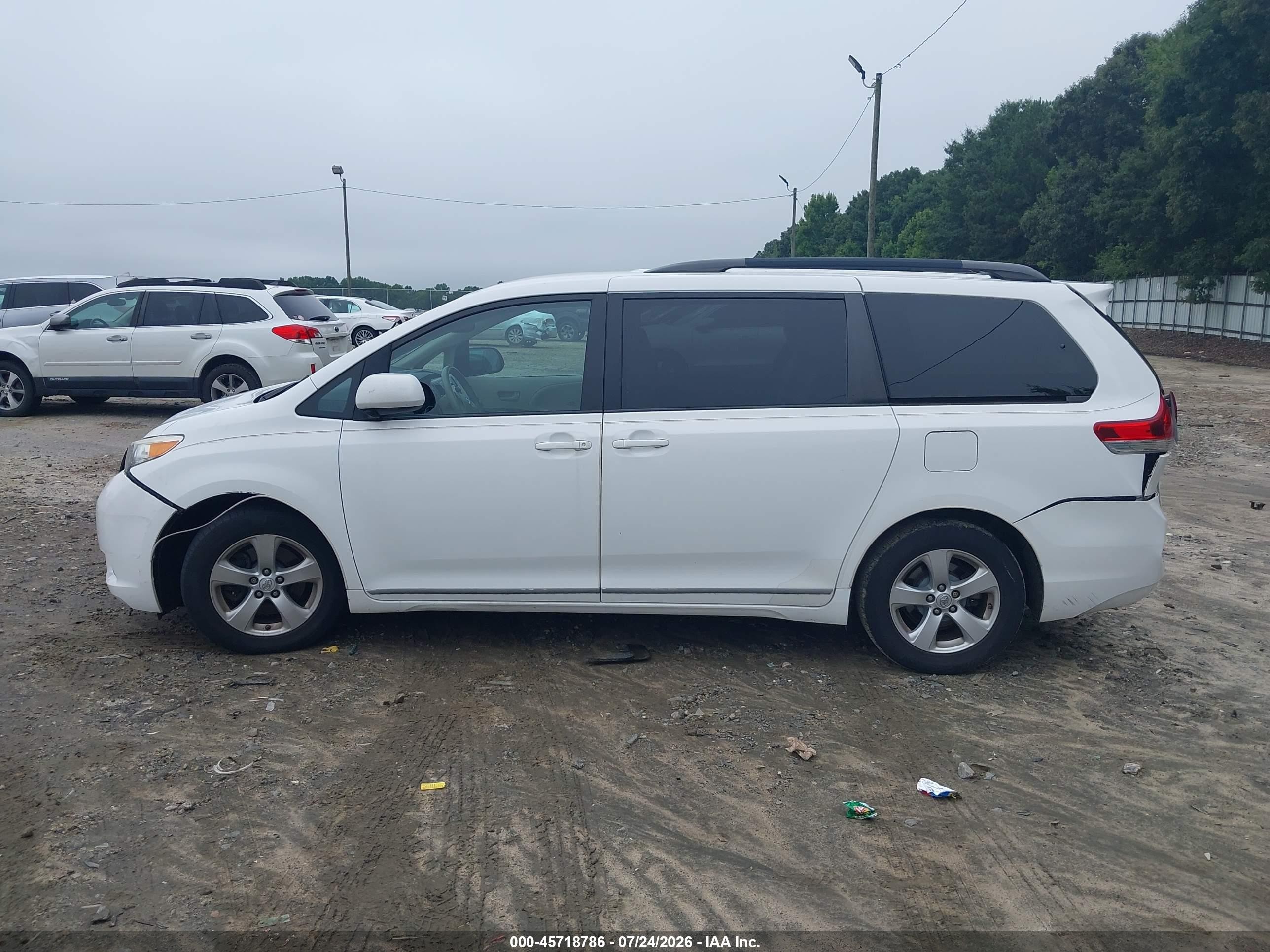 2014 Toyota Sienna Le V6 8 Passenger White vin: 5TDKK3DCXES496552