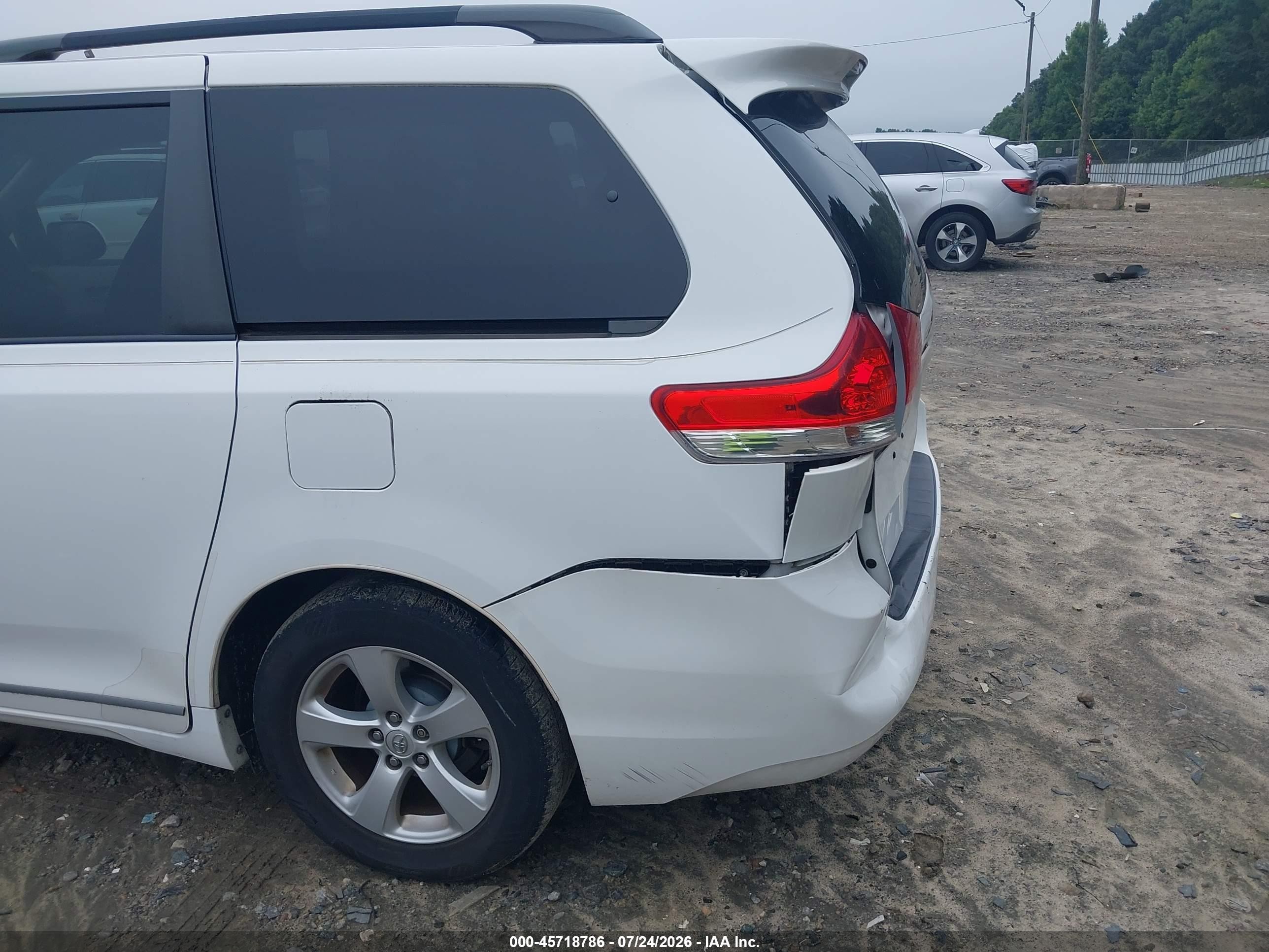2014 Toyota Sienna Le V6 8 Passenger White vin: 5TDKK3DCXES496552