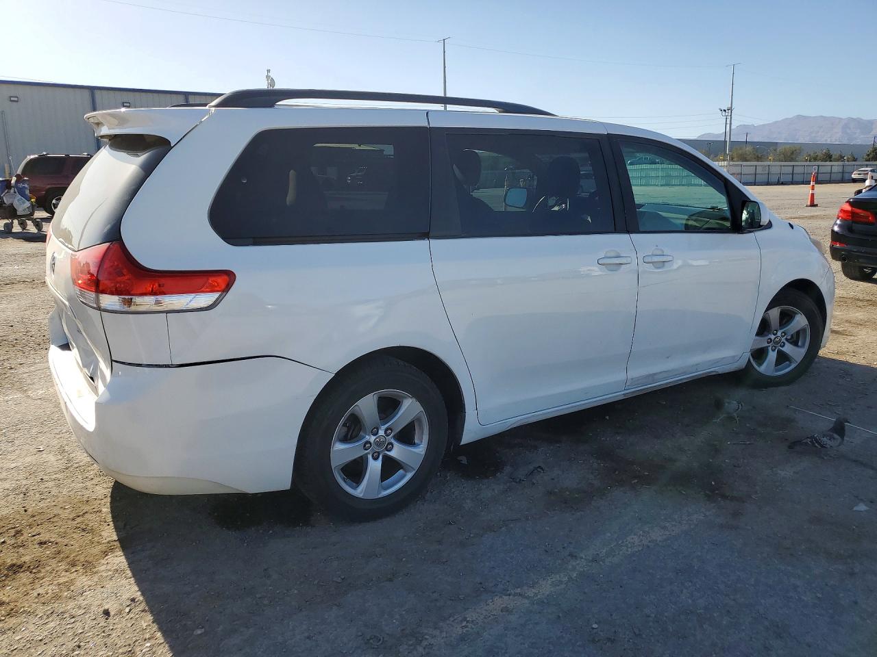 2014 Toyota Sienna Le White vin: 5TDKK3DCXES497720