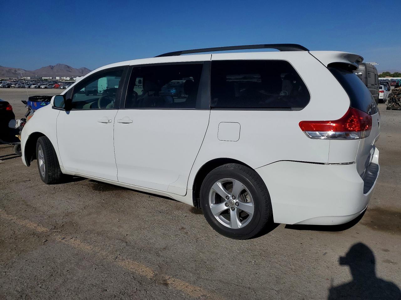 2014 Toyota Sienna Le White vin: 5TDKK3DCXES497720