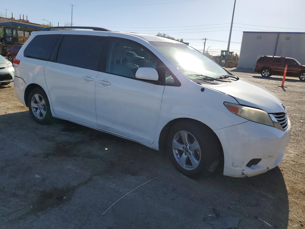 2014 Toyota Sienna Le White vin: 5TDKK3DCXES497720