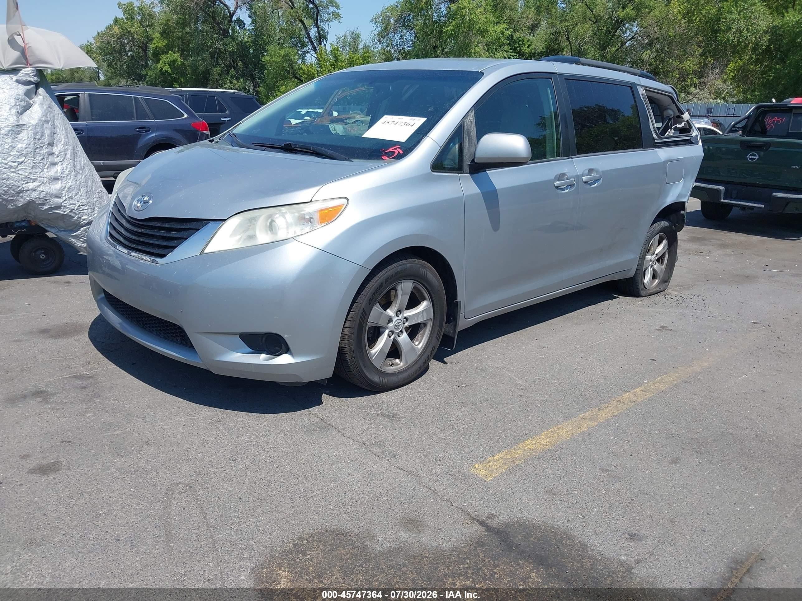 2014 Toyota Sienna Le V6 8 Passenger Silver vin: 5TDKK3DCXES525015
