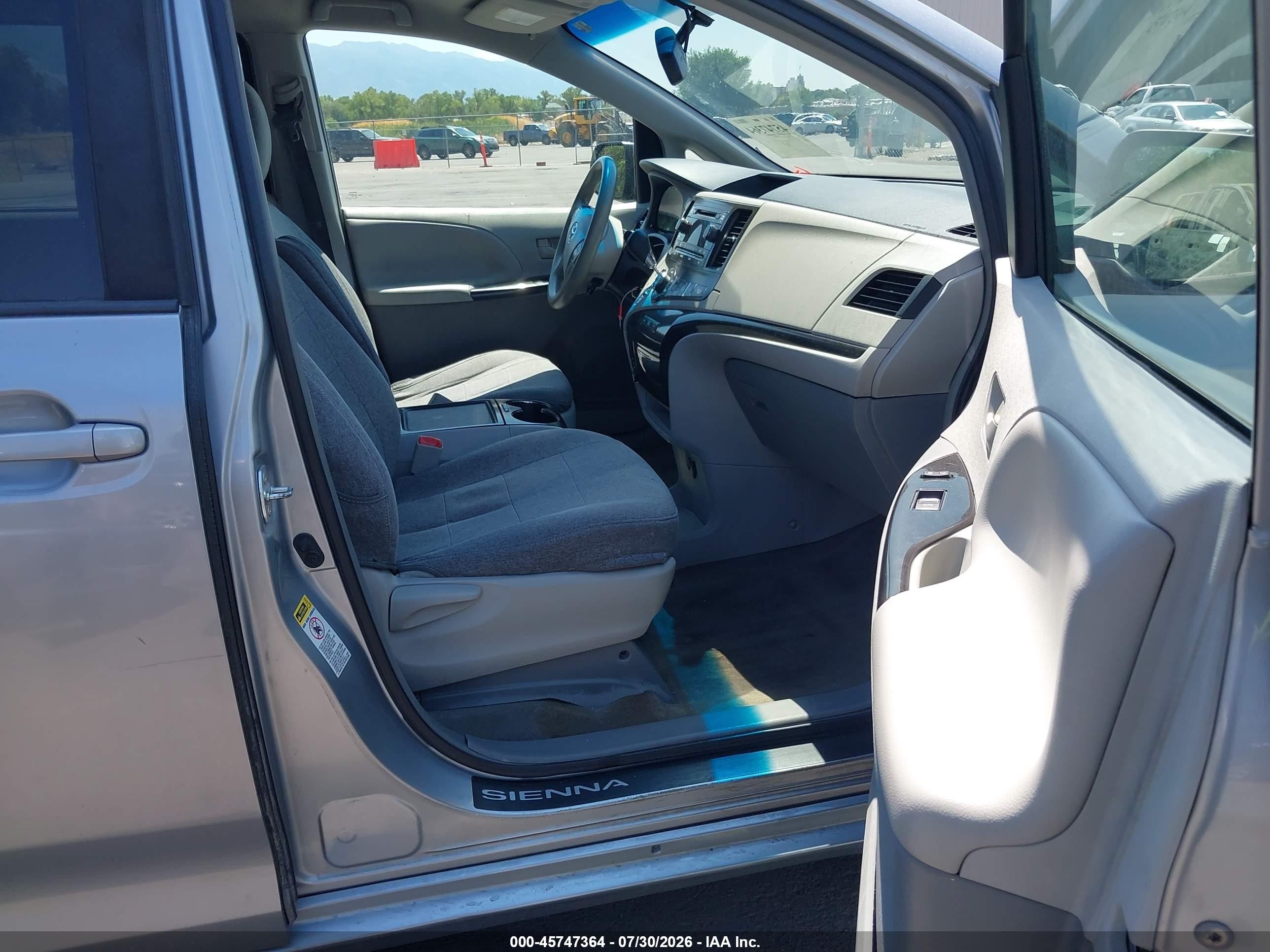2014 Toyota Sienna Le V6 8 Passenger Silver vin: 5TDKK3DCXES525015