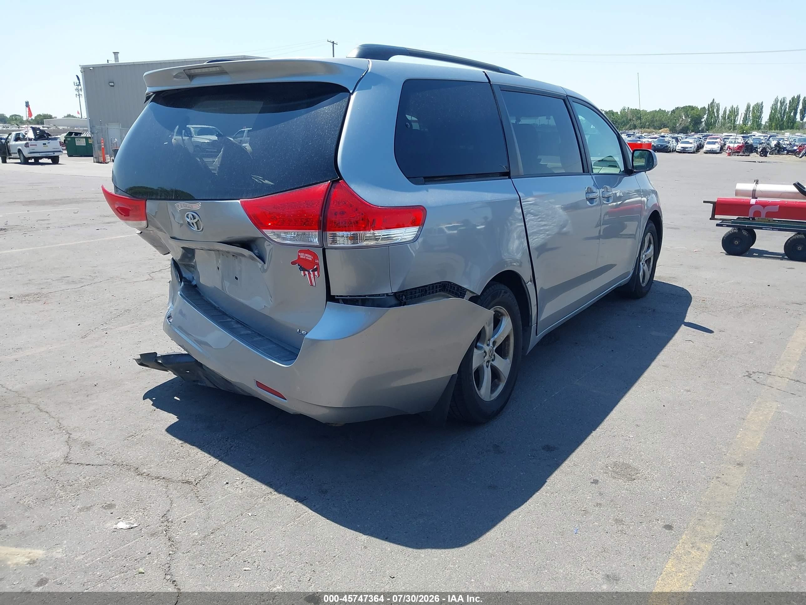 2014 Toyota Sienna Le V6 8 Passenger Silver vin: 5TDKK3DCXES525015
