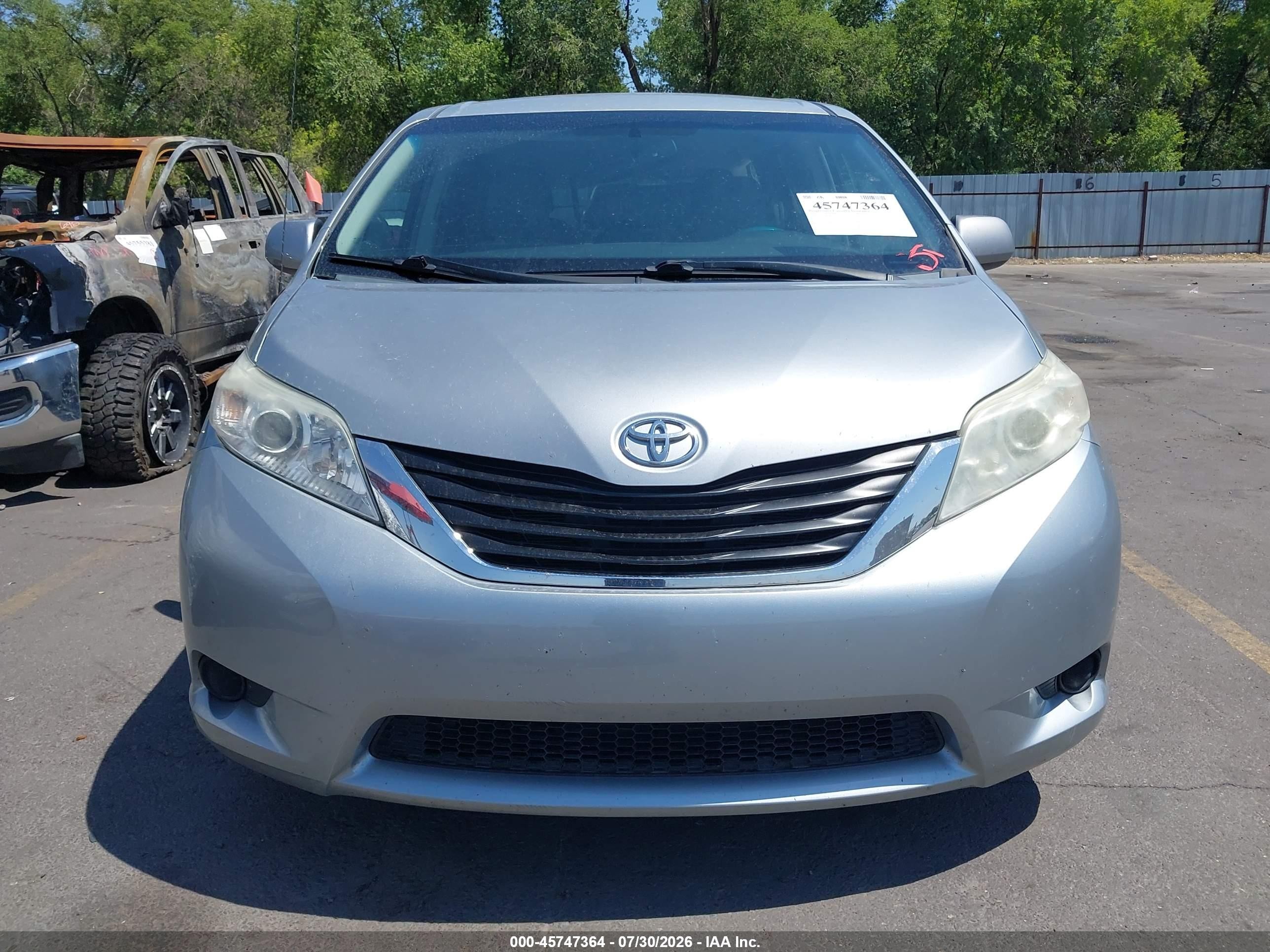 2014 Toyota Sienna Le V6 8 Passenger Silver vin: 5TDKK3DCXES525015