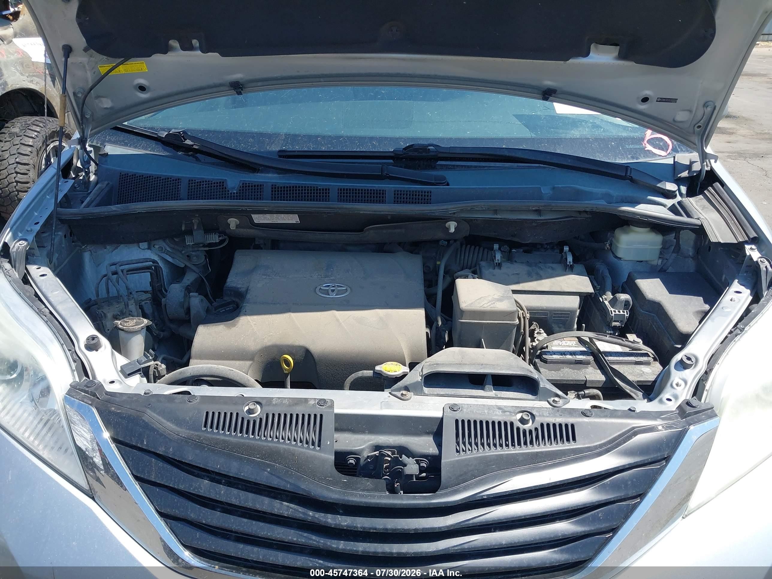 2014 Toyota Sienna Le V6 8 Passenger Silver vin: 5TDKK3DCXES525015