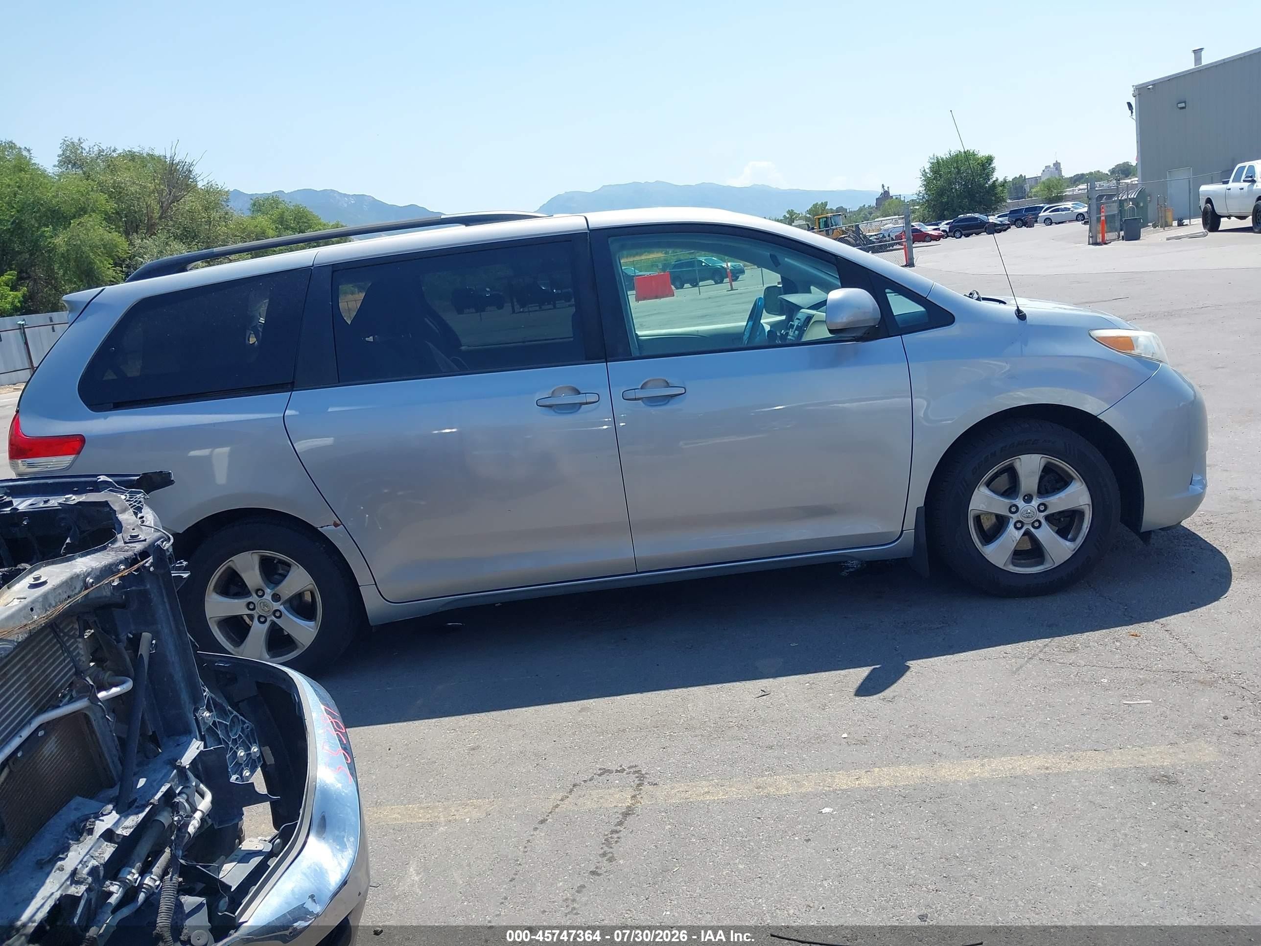 2014 Toyota Sienna Le V6 8 Passenger Silver vin: 5TDKK3DCXES525015