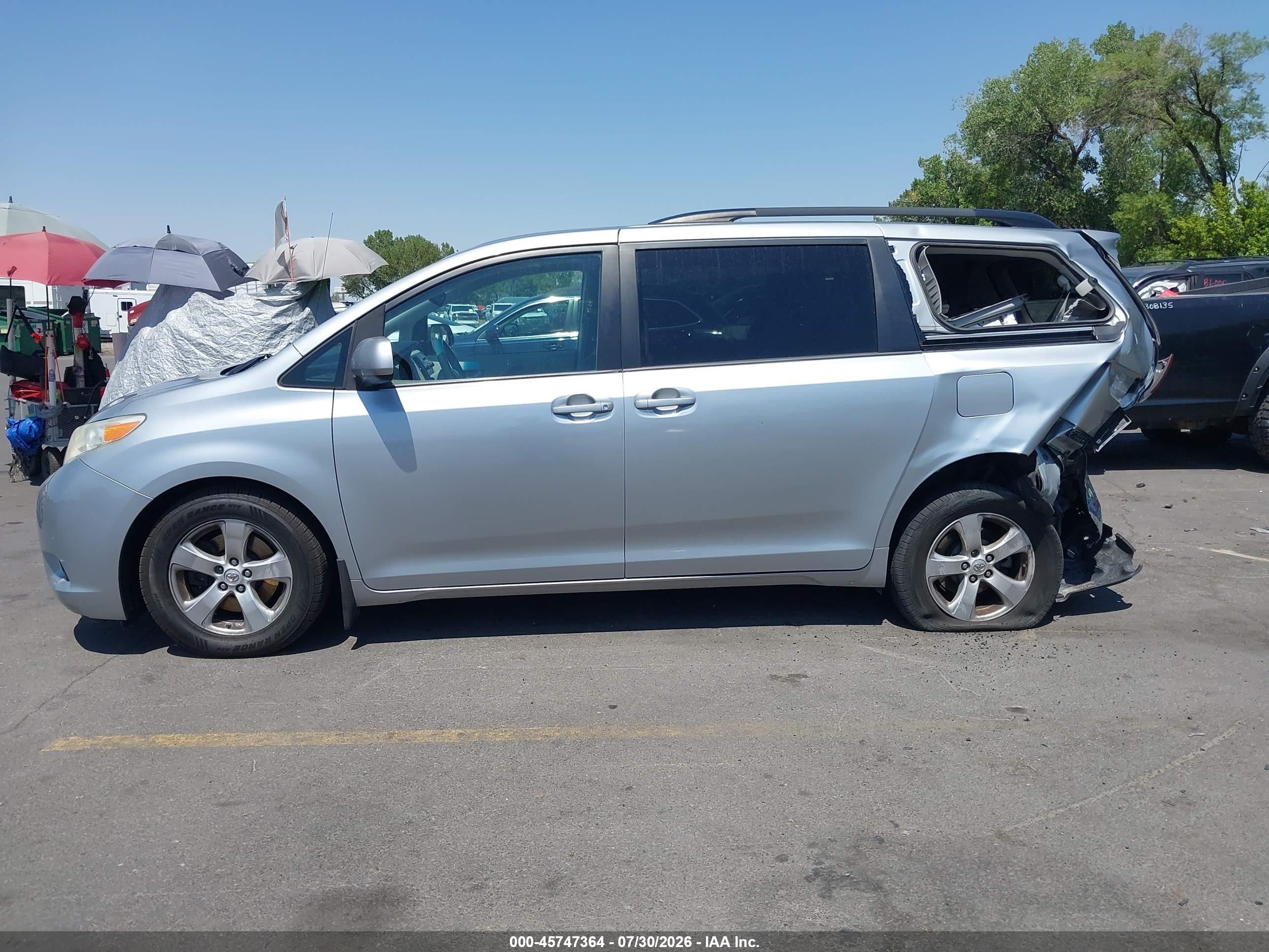 2014 Toyota Sienna Le V6 8 Passenger Silver vin: 5TDKK3DCXES525015