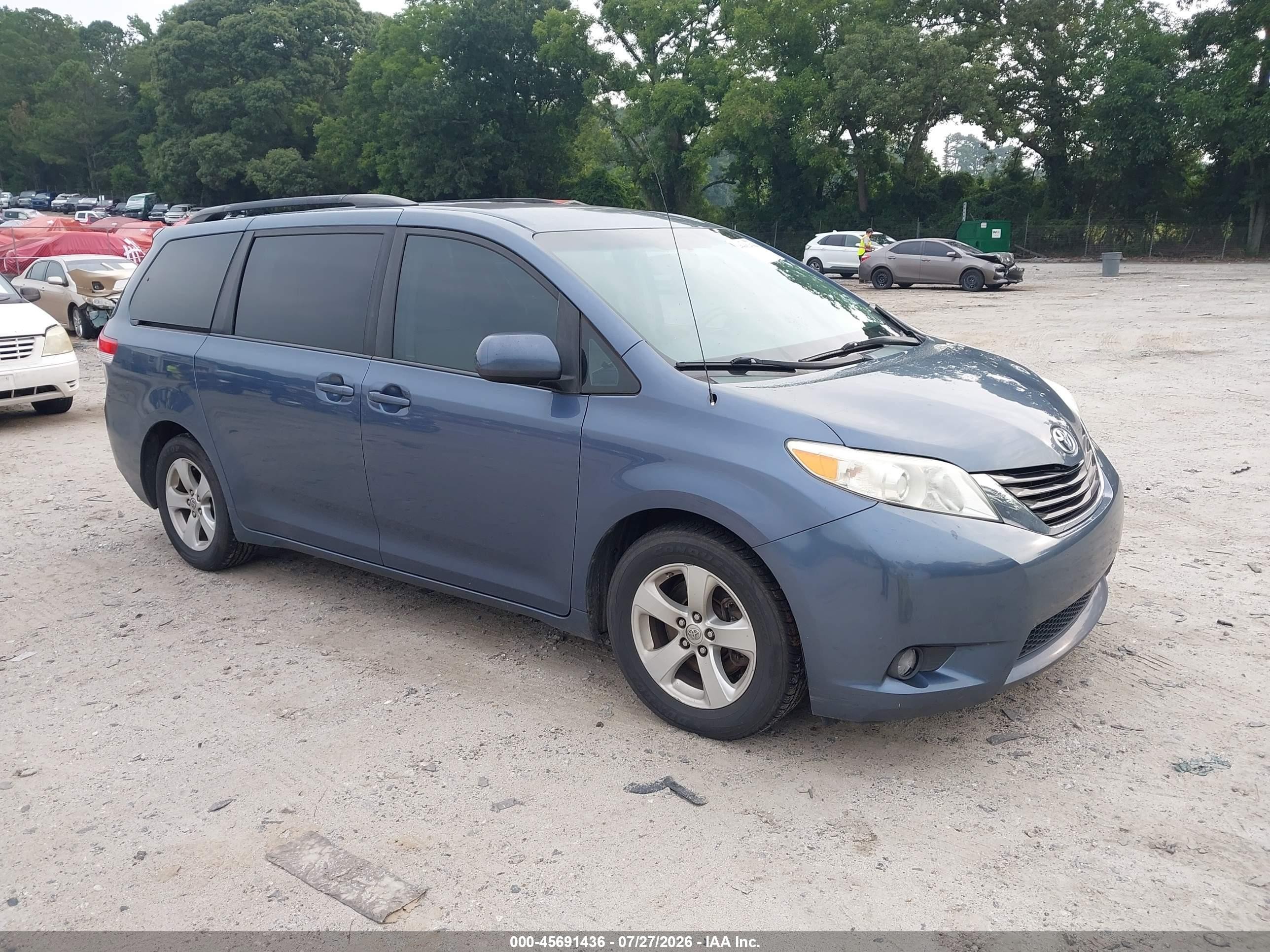 2014 Toyota Sienna Le V6 8 Passenger Blue vin: 5TDKK3DCXES525659