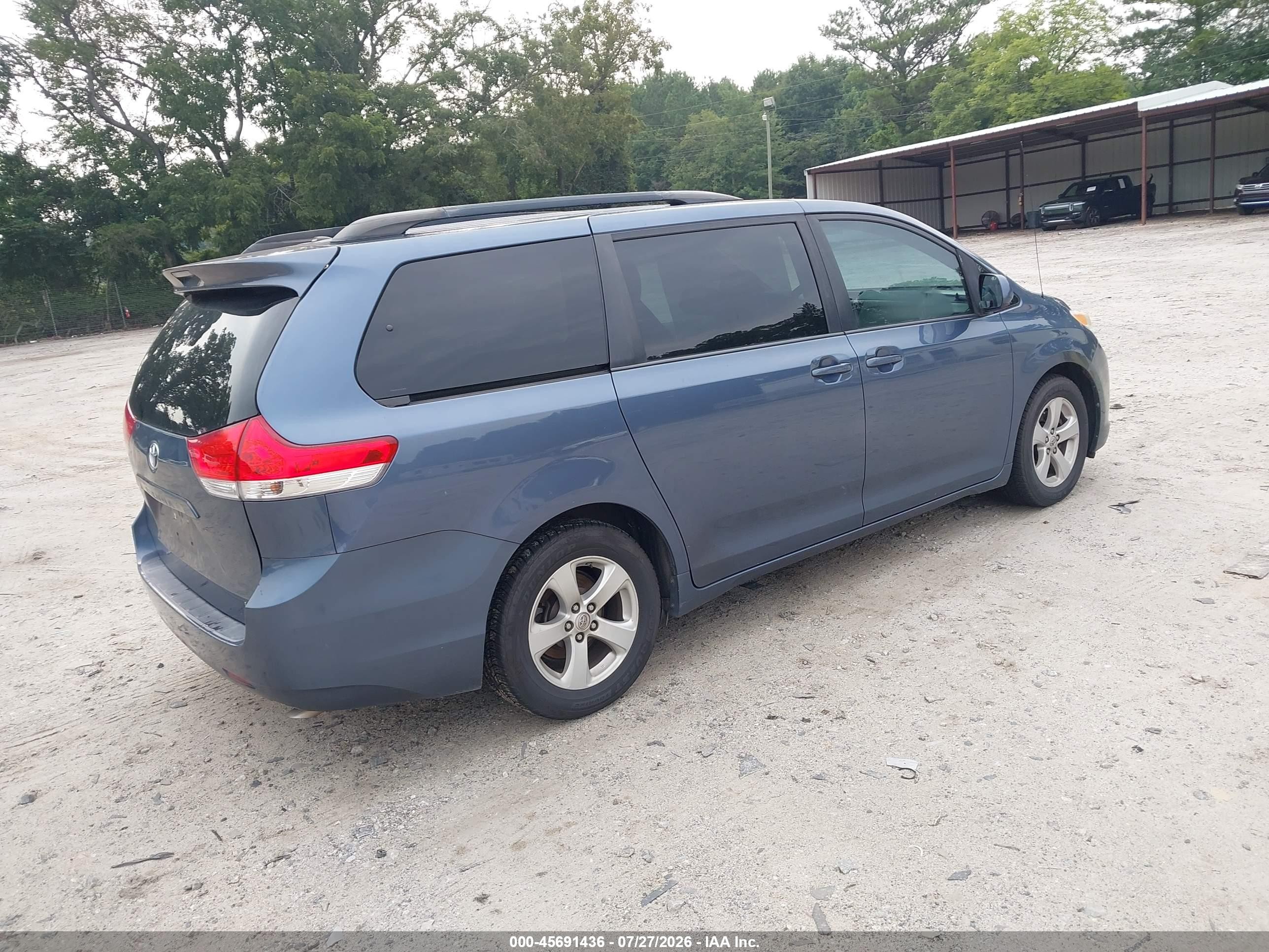 2014 Toyota Sienna Le V6 8 Passenger Blue vin: 5TDKK3DCXES525659