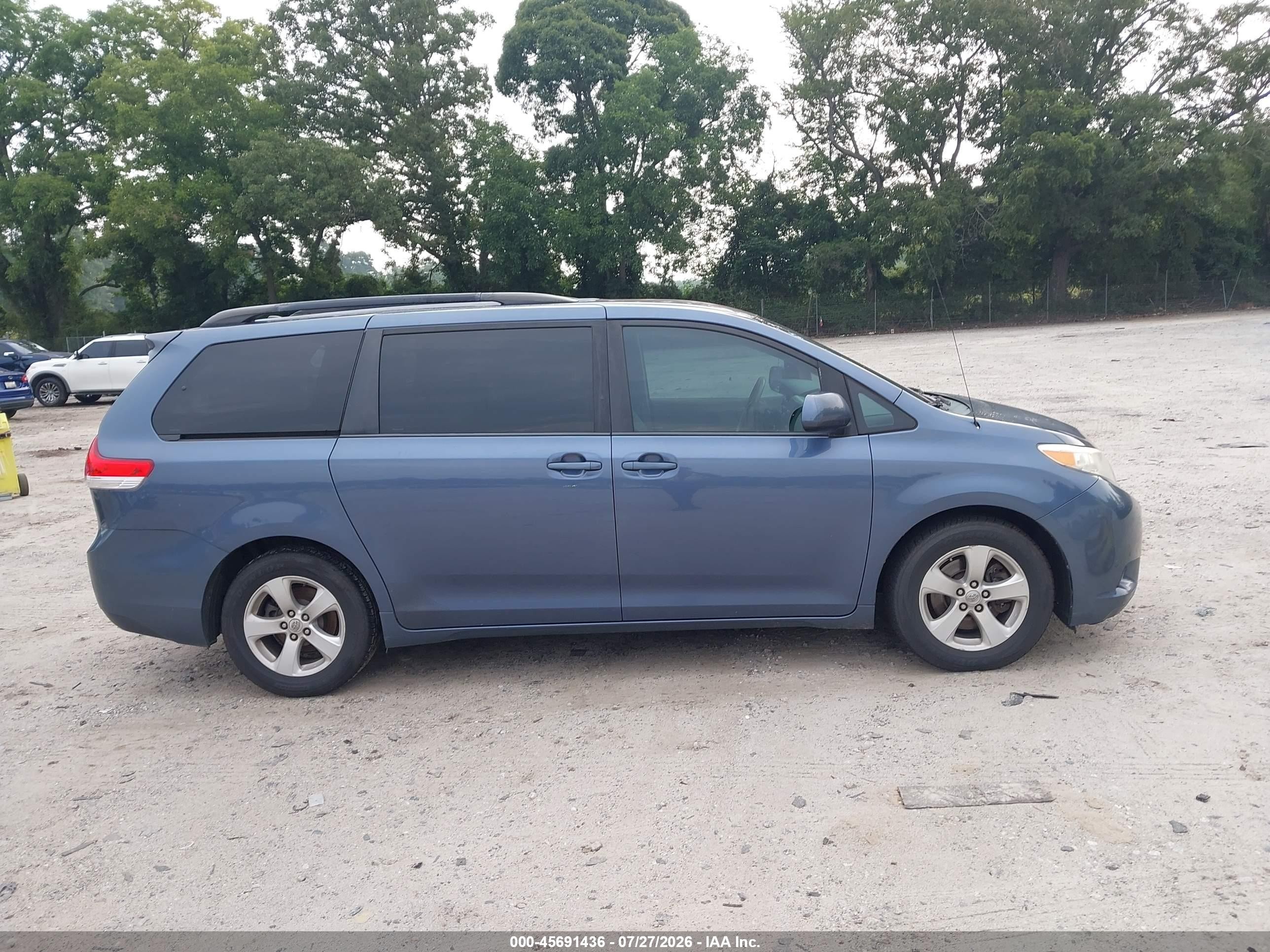 2014 Toyota Sienna Le V6 8 Passenger Blue vin: 5TDKK3DCXES525659