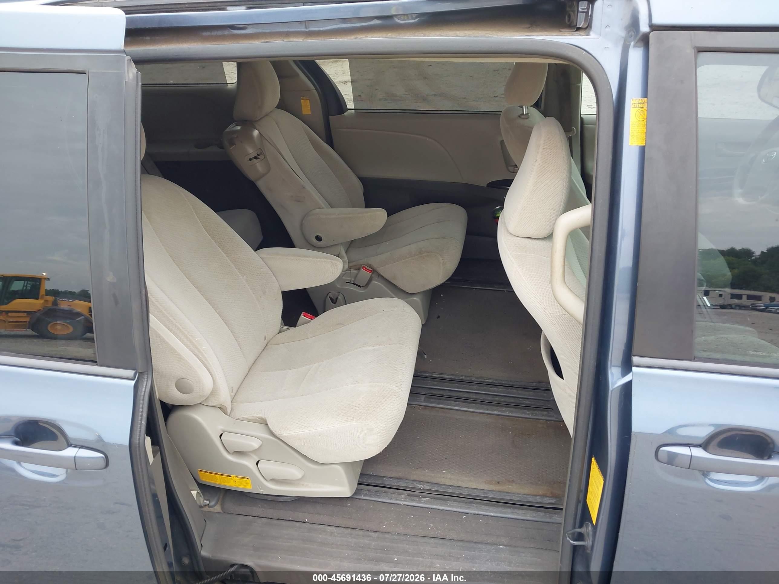 2014 Toyota Sienna Le V6 8 Passenger Blue vin: 5TDKK3DCXES525659
