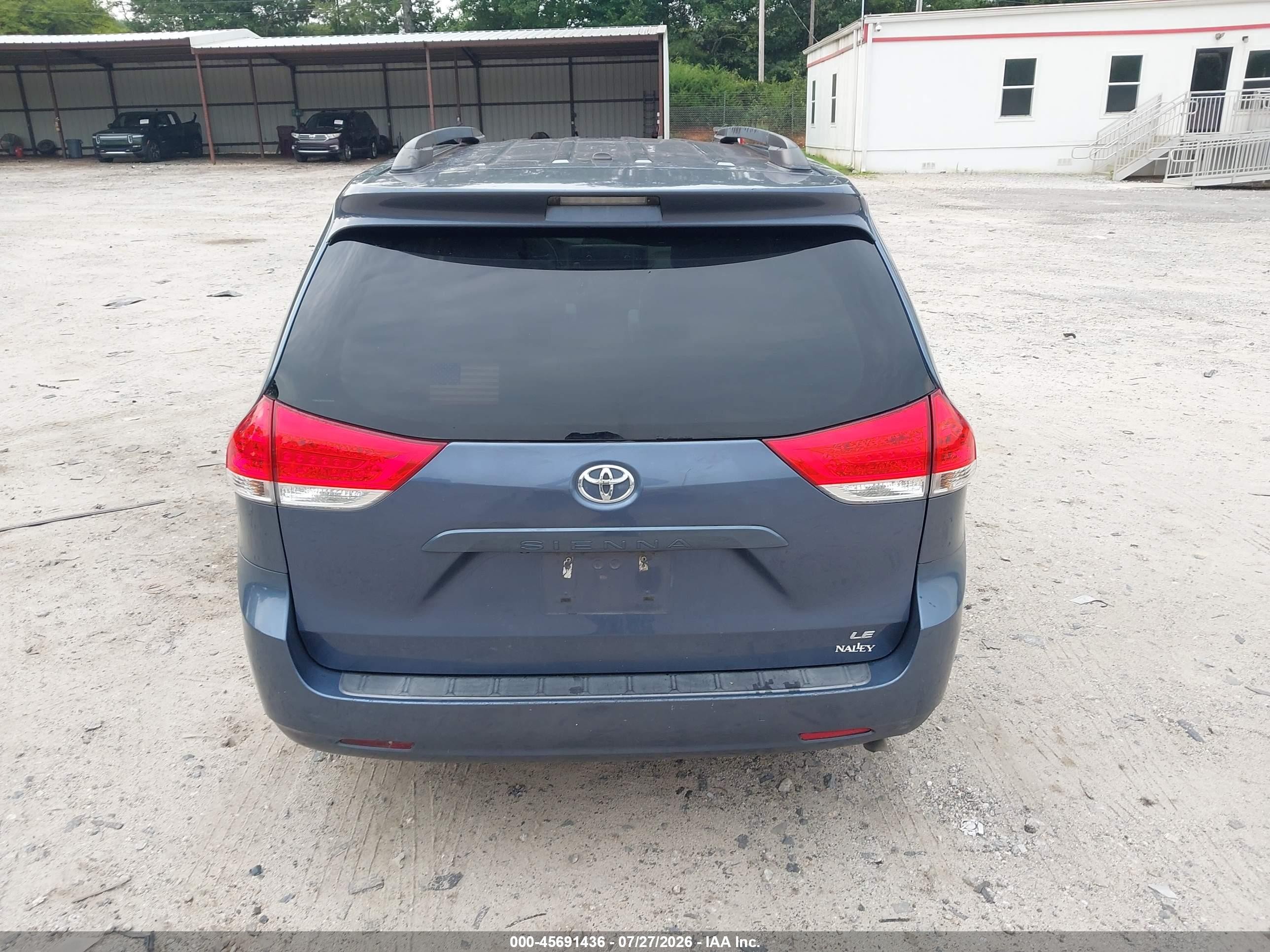 2014 Toyota Sienna Le V6 8 Passenger Blue vin: 5TDKK3DCXES525659