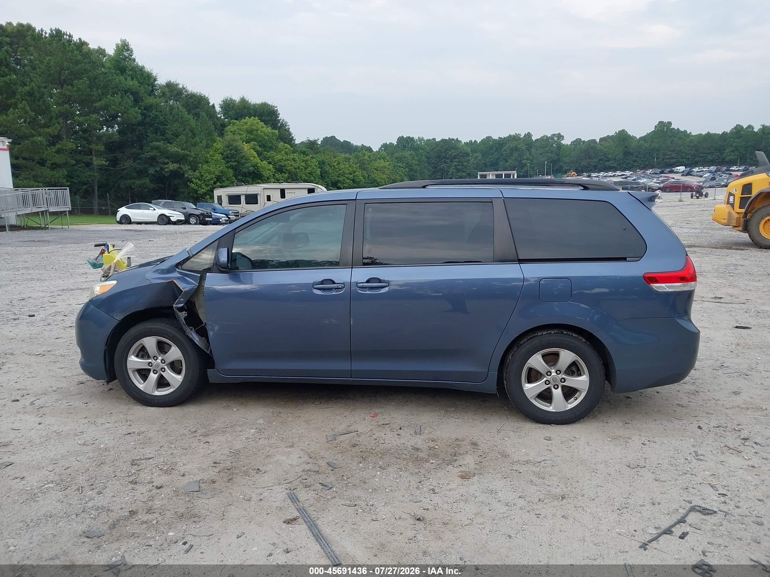 2014 Toyota Sienna Le V6 8 Passenger Blue vin: 5TDKK3DCXES525659