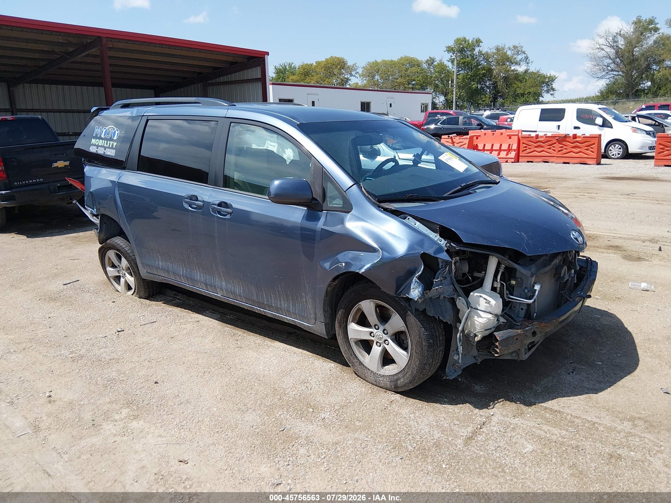 2015 Toyota Sienna Le 8 Passenger Blue vin: 5TDKK3DCXFS533651