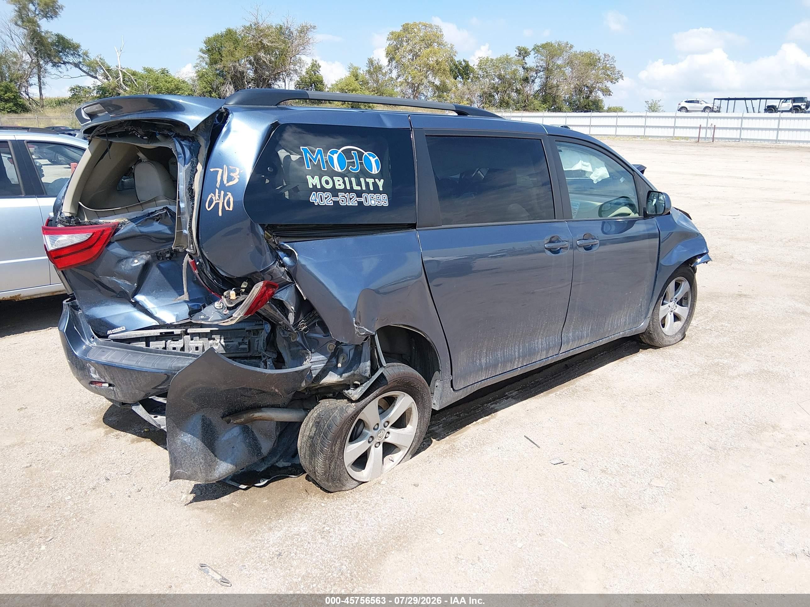 2015 Toyota Sienna Le 8 Passenger Blue vin: 5TDKK3DCXFS533651