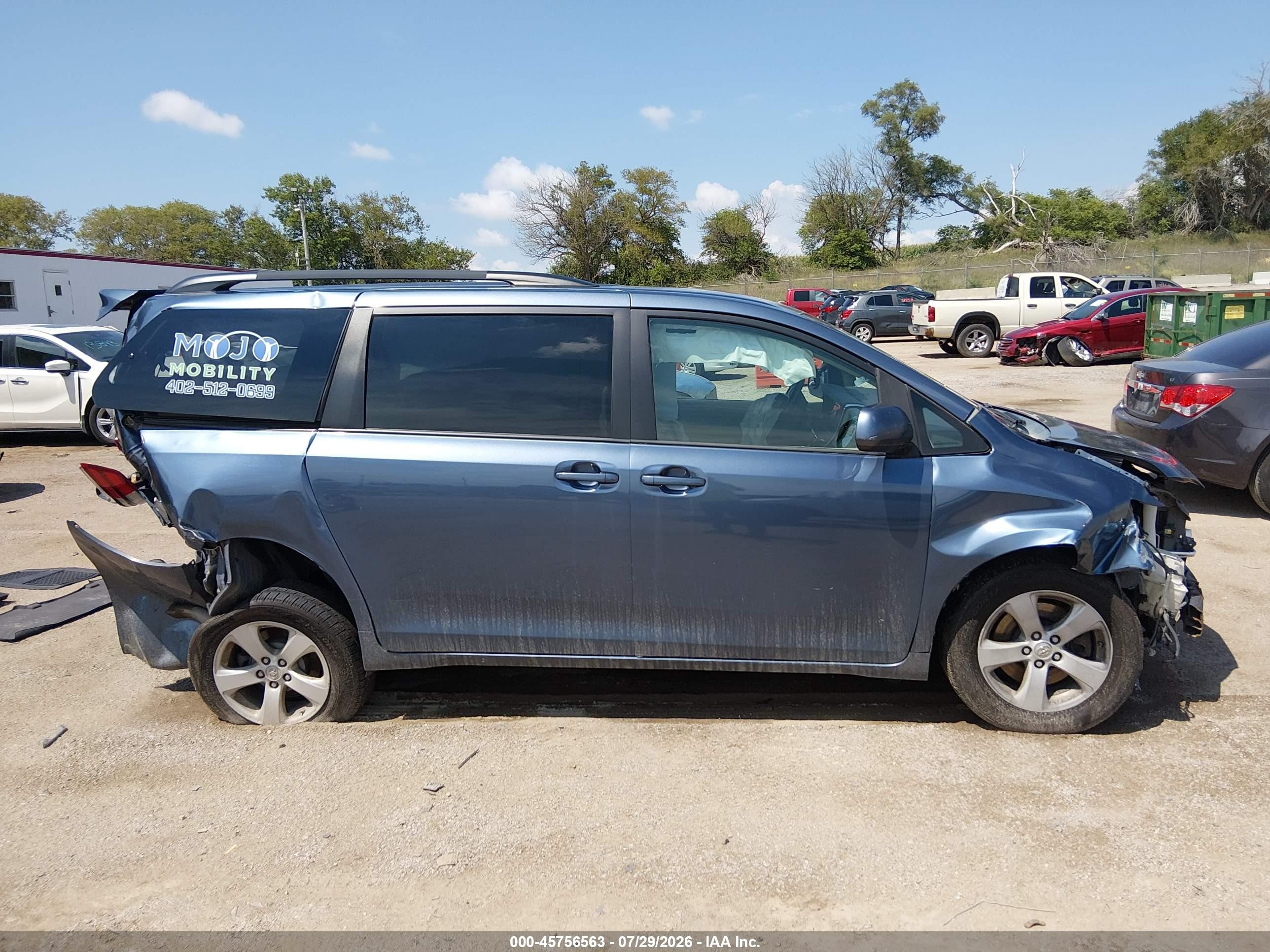 2015 Toyota Sienna Le 8 Passenger Blue vin: 5TDKK3DCXFS533651