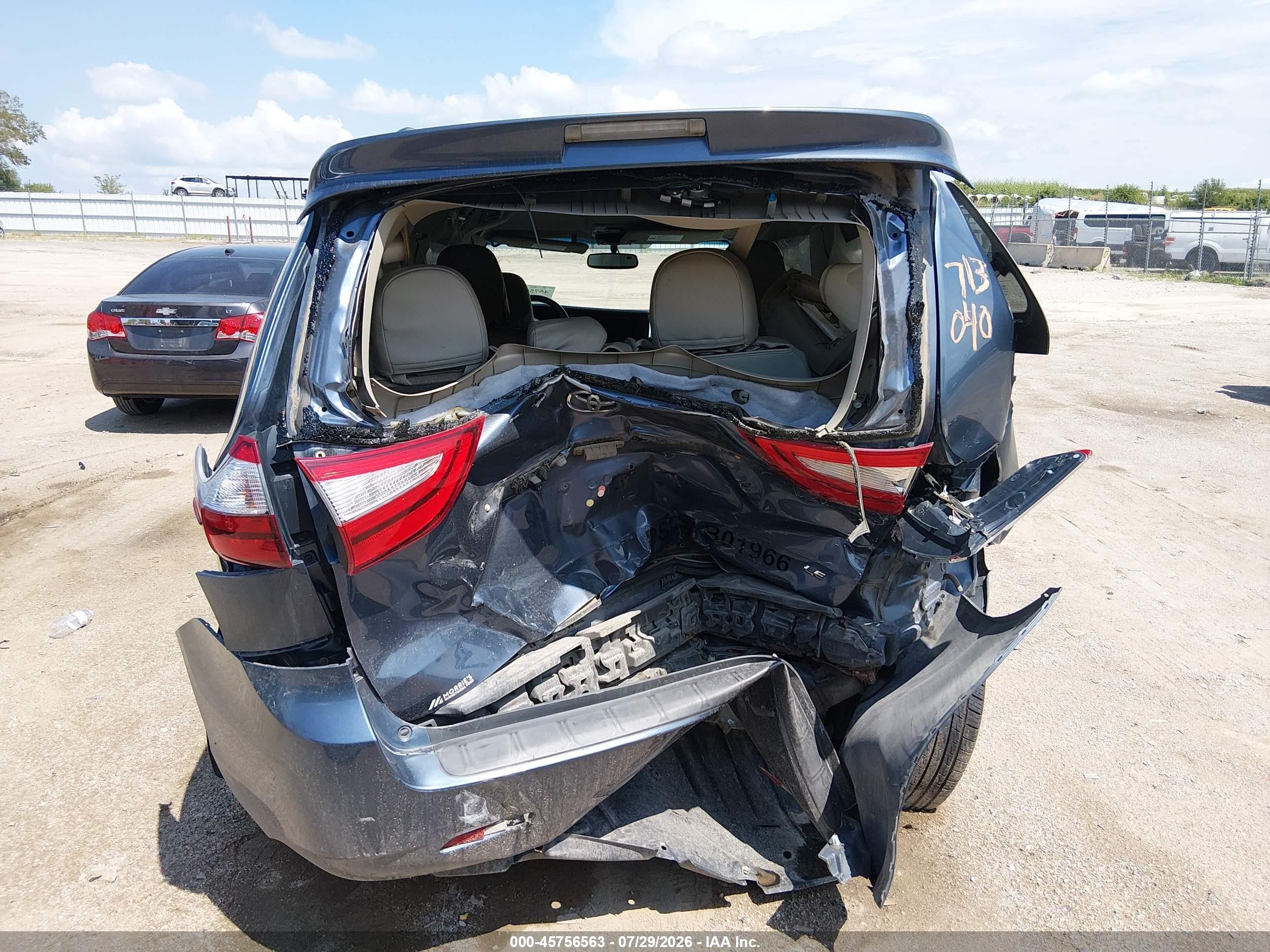 2015 Toyota Sienna Le 8 Passenger Blue vin: 5TDKK3DCXFS533651