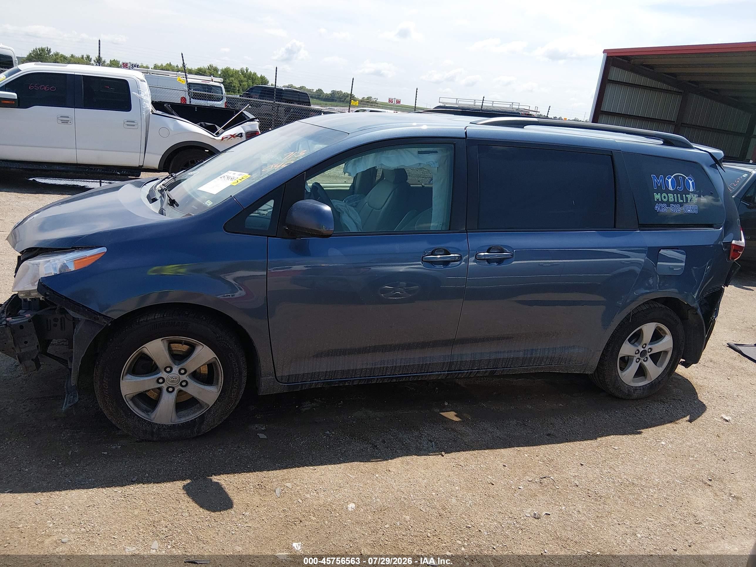 2015 Toyota Sienna Le 8 Passenger Blue vin: 5TDKK3DCXFS533651