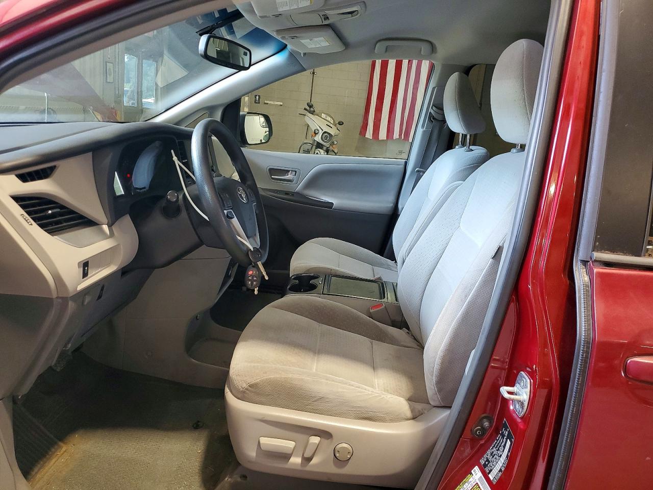 2015 Toyota Sienna Le Burgundy vin: 5TDKK3DCXFS560154