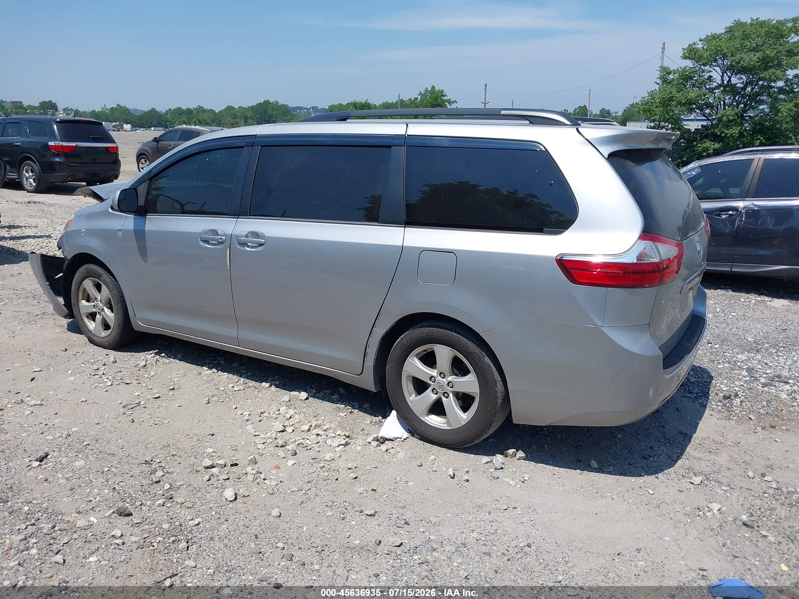 2015 Toyota Sienna Le 8 Passenger Silver vin: 5TDKK3DCXFS565189