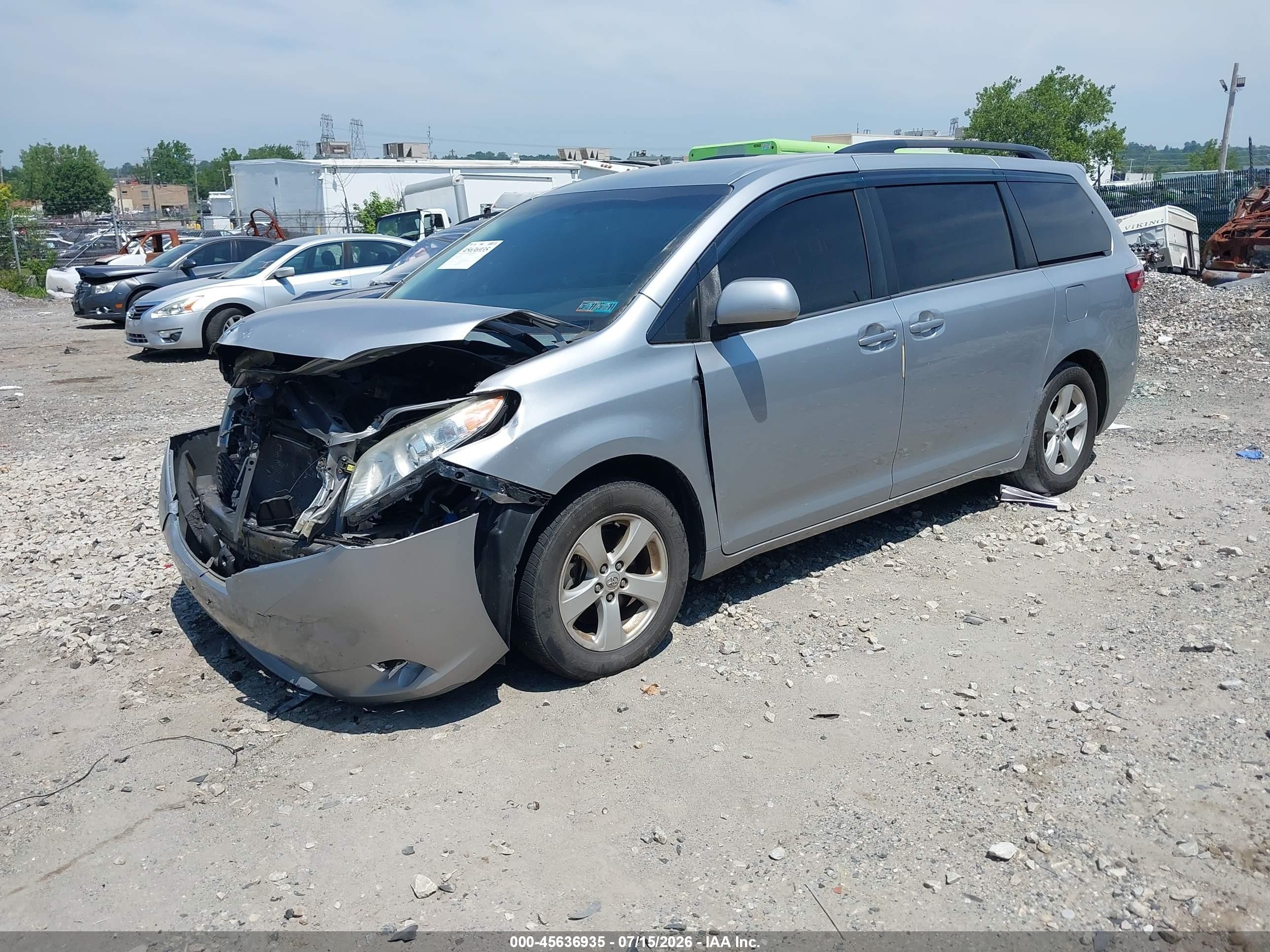 2015 Toyota Sienna Le 8 Passenger Silver vin: 5TDKK3DCXFS565189