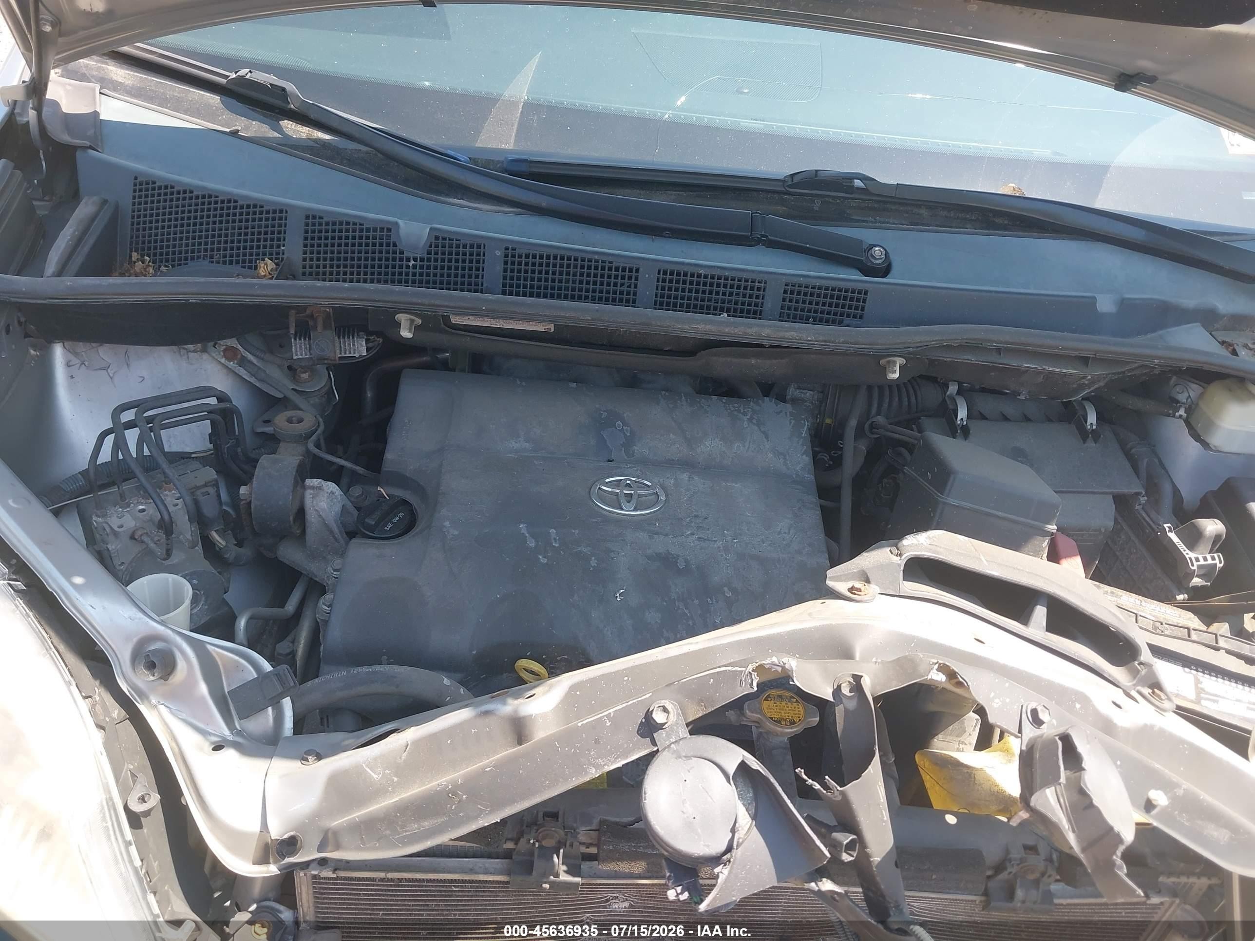 2015 Toyota Sienna Le 8 Passenger Silver vin: 5TDKK3DCXFS565189