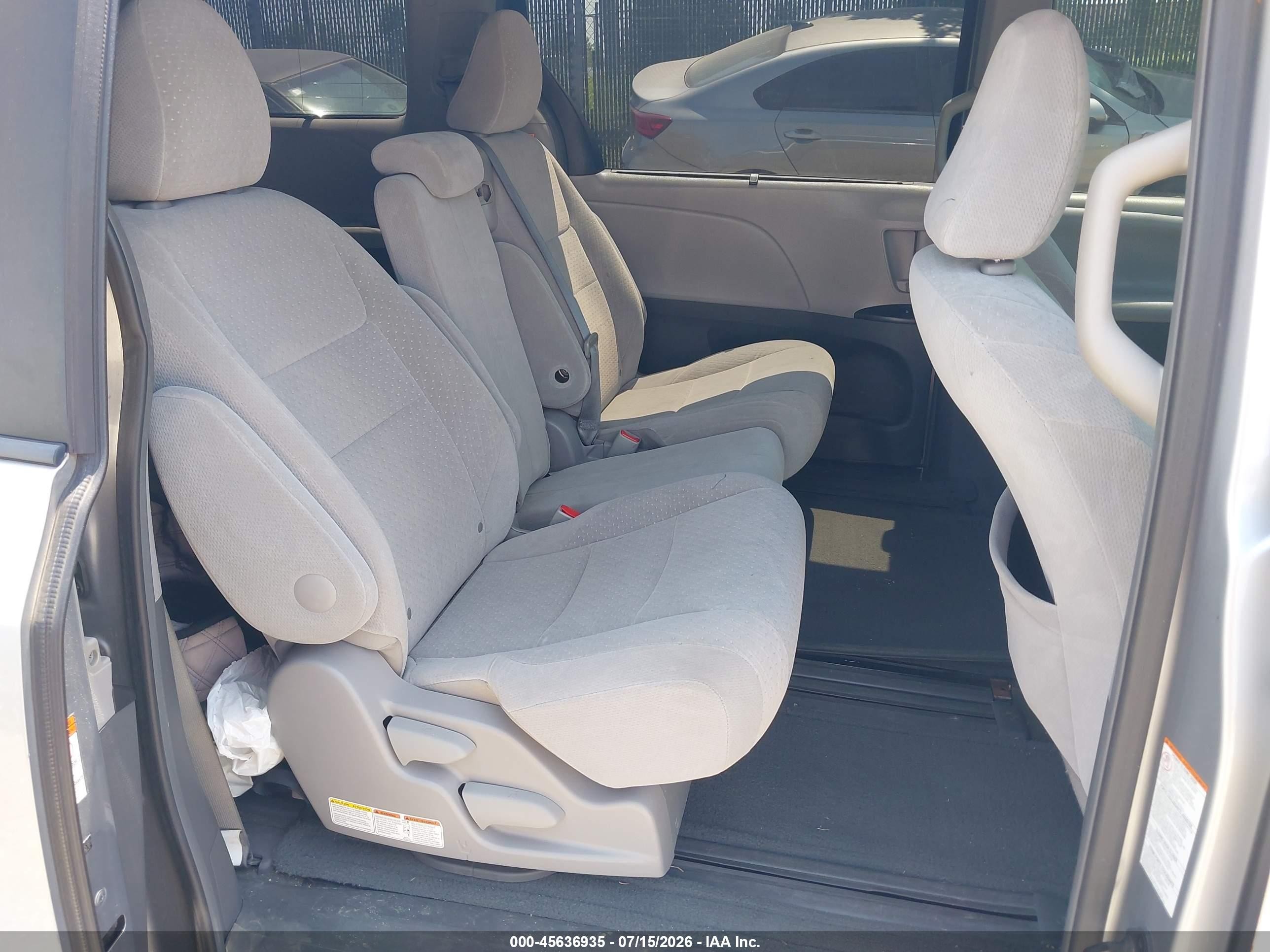 2015 Toyota Sienna Le 8 Passenger Silver vin: 5TDKK3DCXFS565189