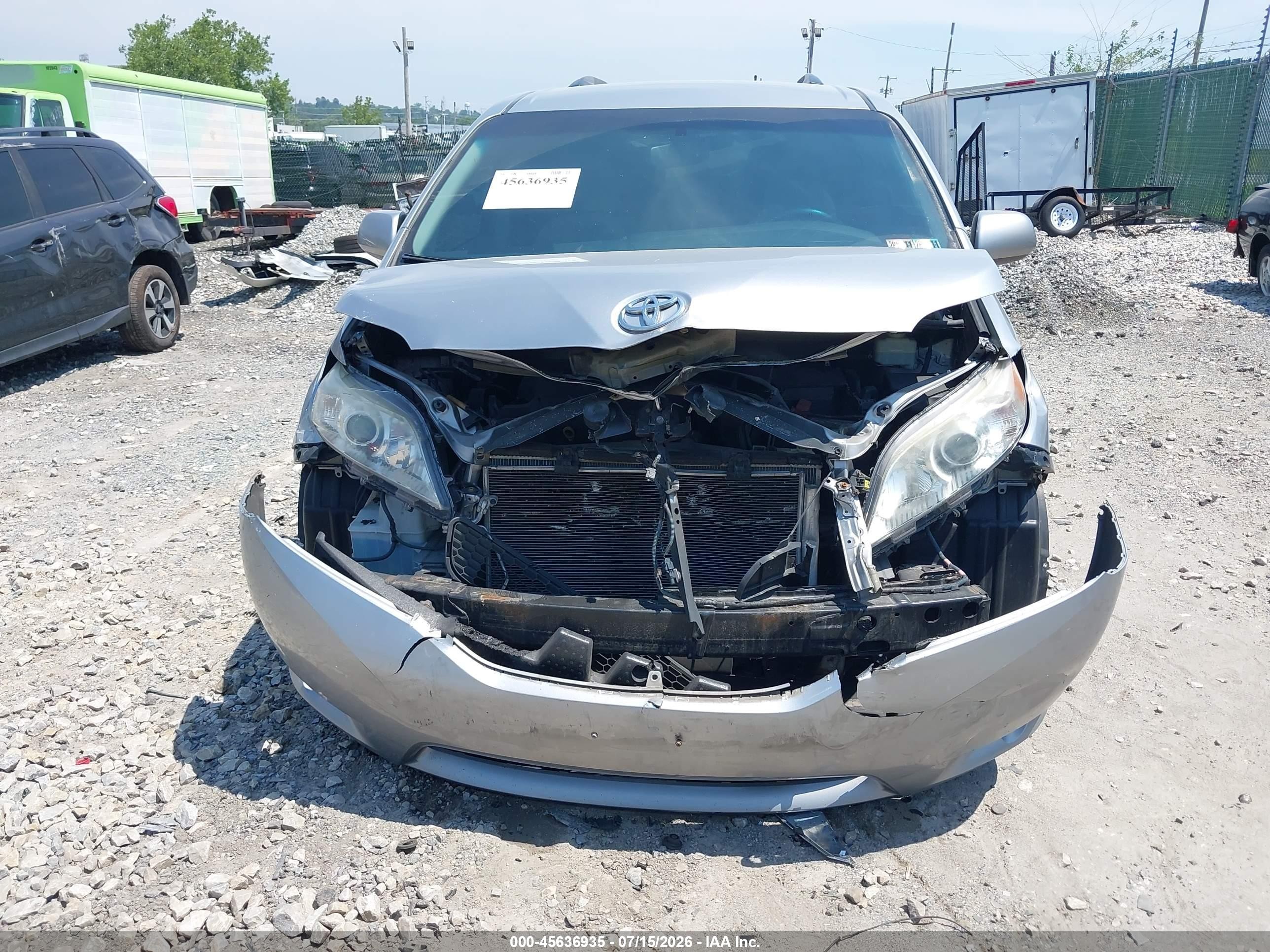 2015 Toyota Sienna Le 8 Passenger Silver vin: 5TDKK3DCXFS565189