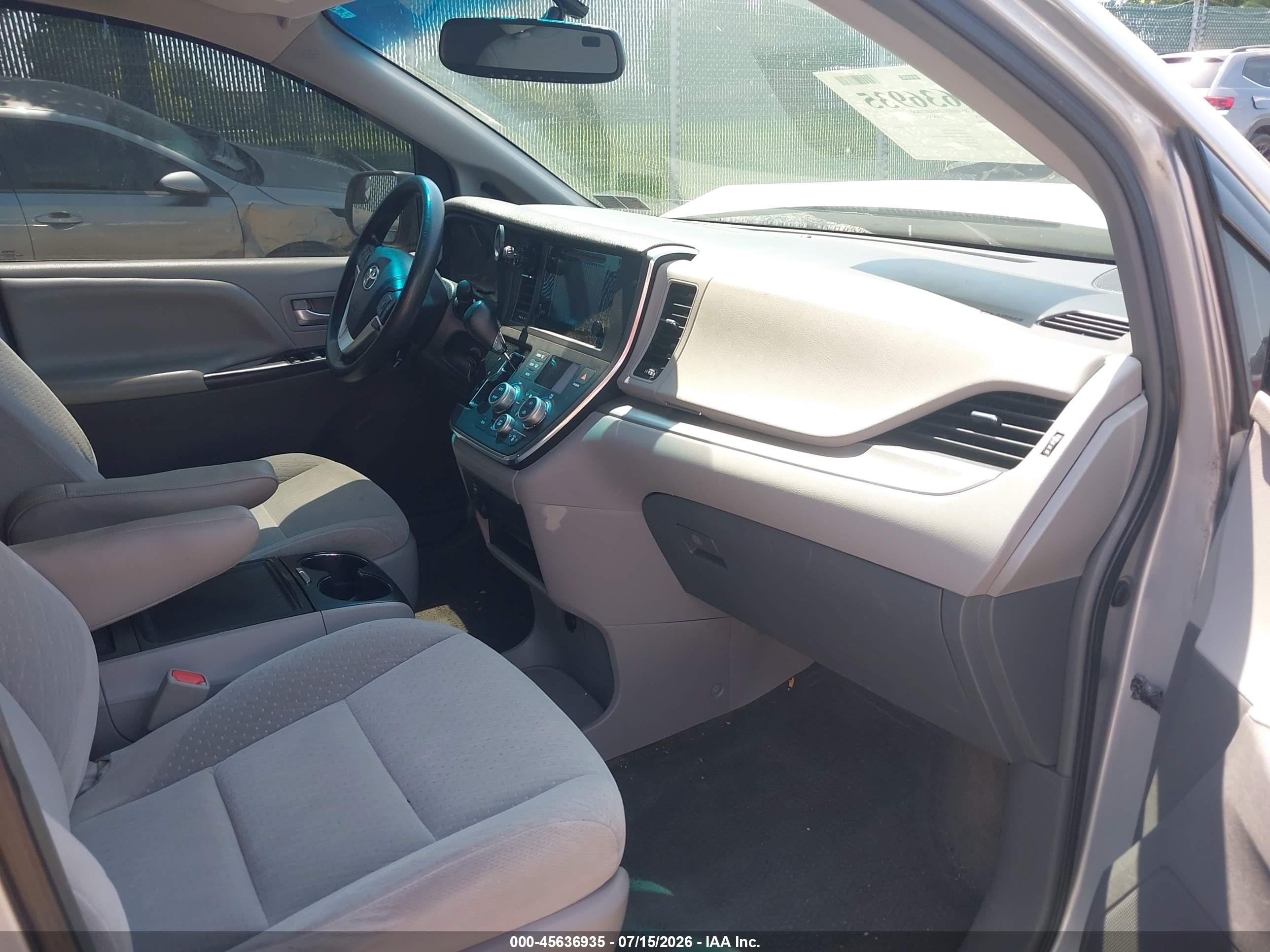 2015 Toyota Sienna Le 8 Passenger Silver vin: 5TDKK3DCXFS565189
