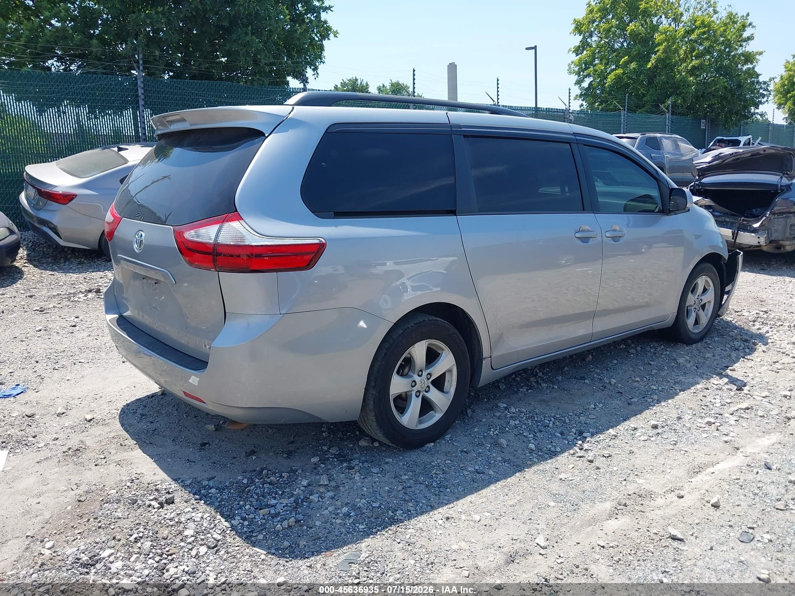2015 Toyota Sienna Le 8 Passenger Silver vin: 5TDKK3DCXFS565189