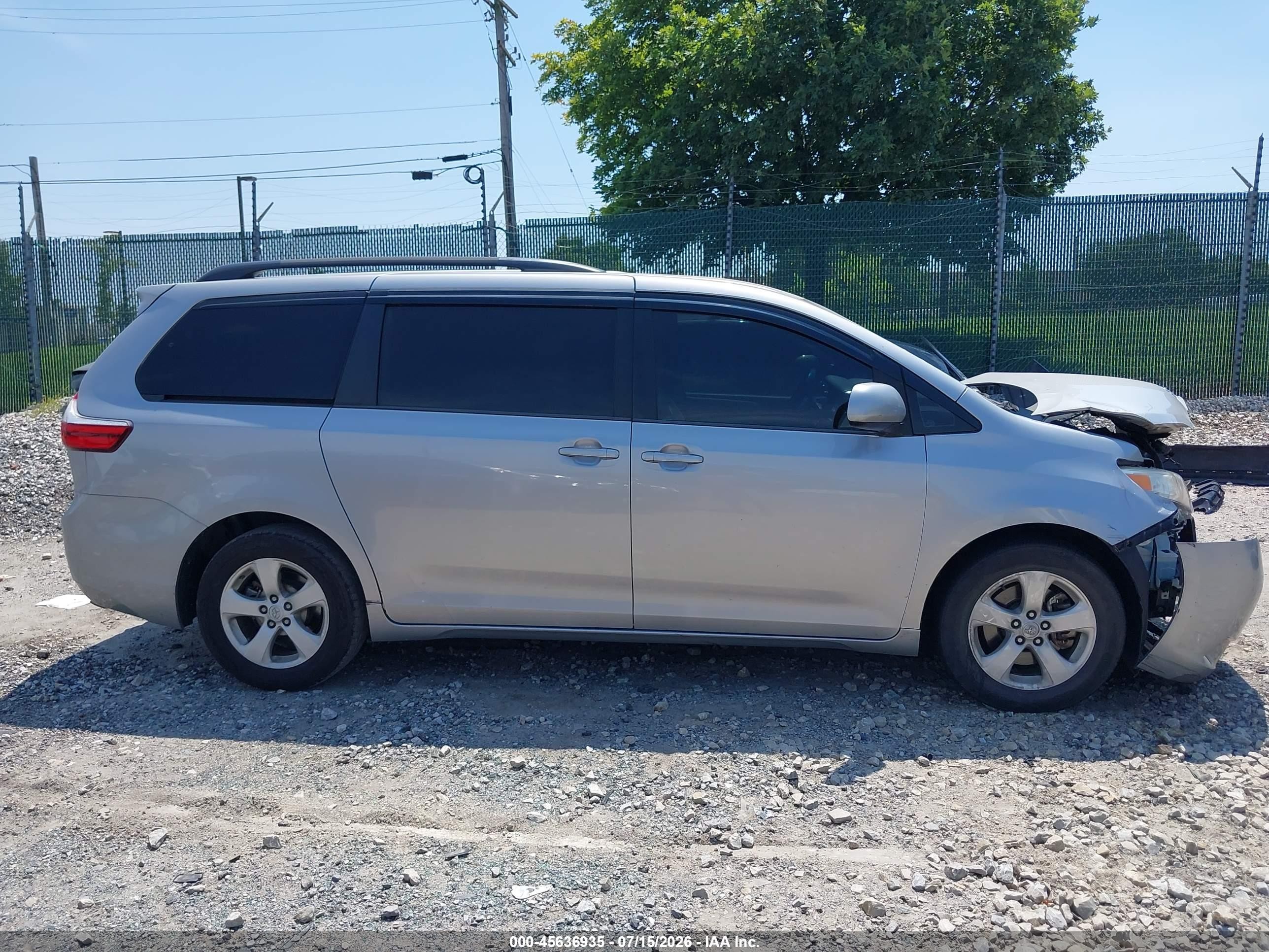 2015 Toyota Sienna Le 8 Passenger Silver vin: 5TDKK3DCXFS565189