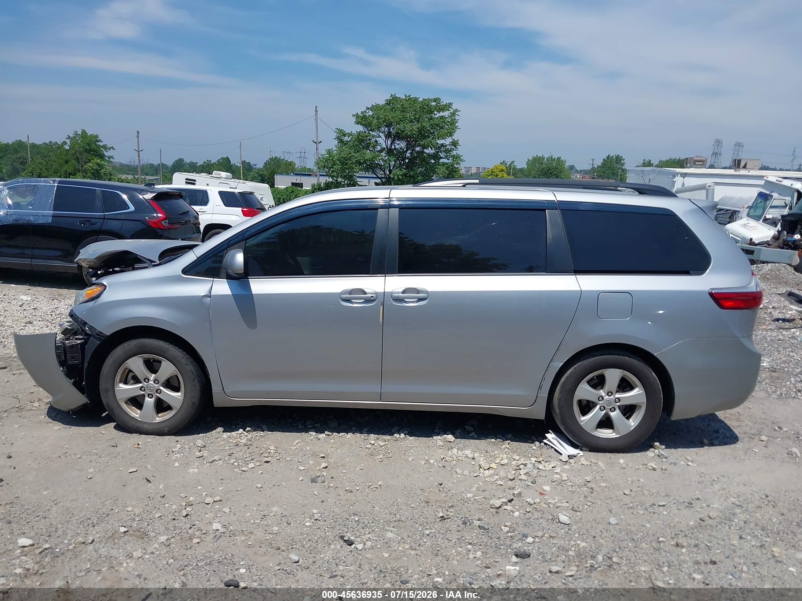 2015 Toyota Sienna Le 8 Passenger Silver vin: 5TDKK3DCXFS565189