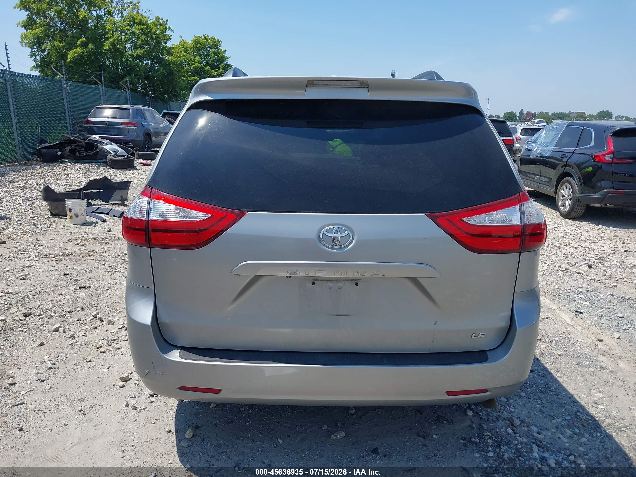 2015 Toyota Sienna Le 8 Passenger Silver vin: 5TDKK3DCXFS565189