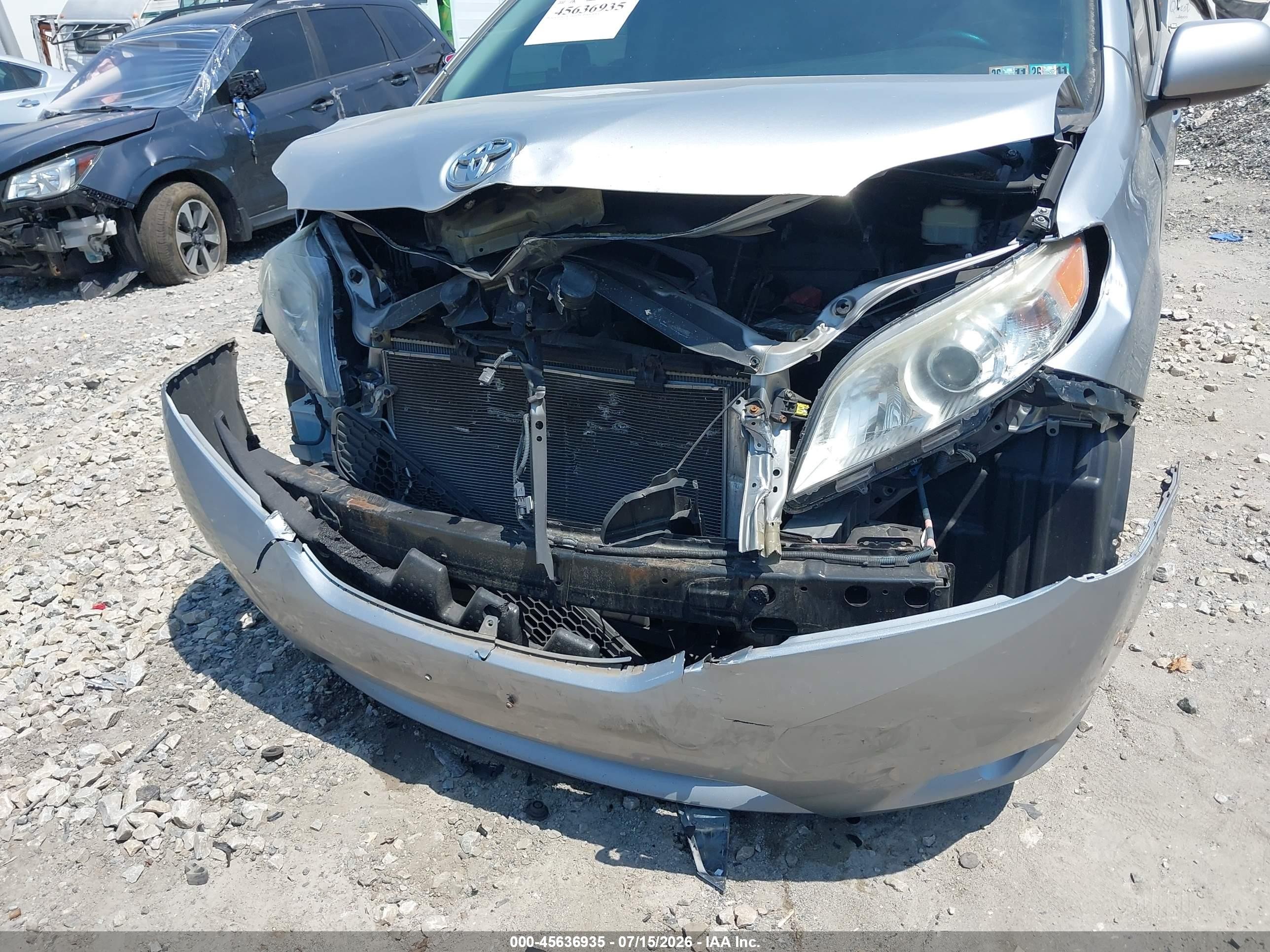 2015 Toyota Sienna Le 8 Passenger Silver vin: 5TDKK3DCXFS565189