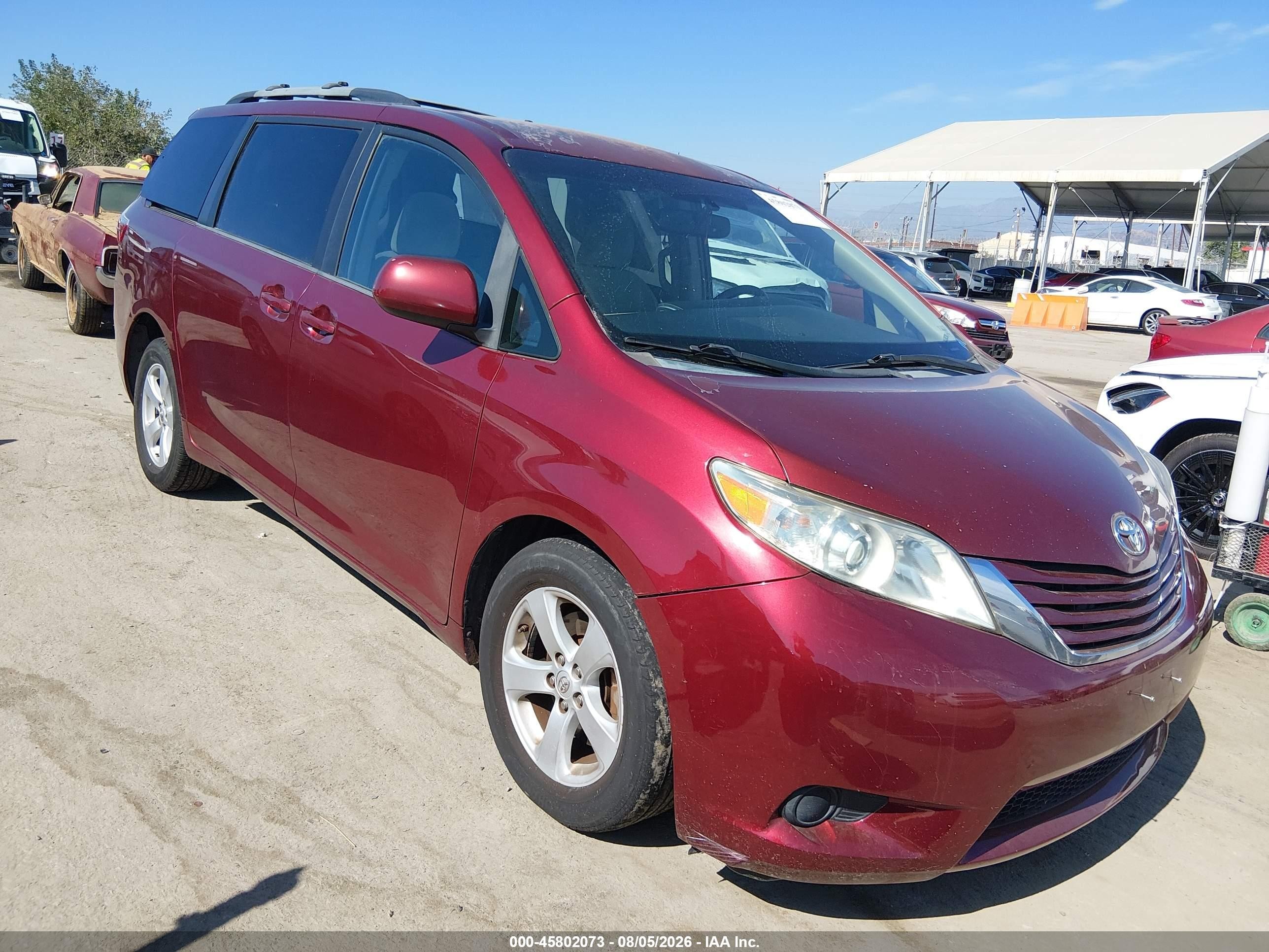 2015 Toyota Sienna Le 8 Passenger Red vin: 5TDKK3DCXFS569551