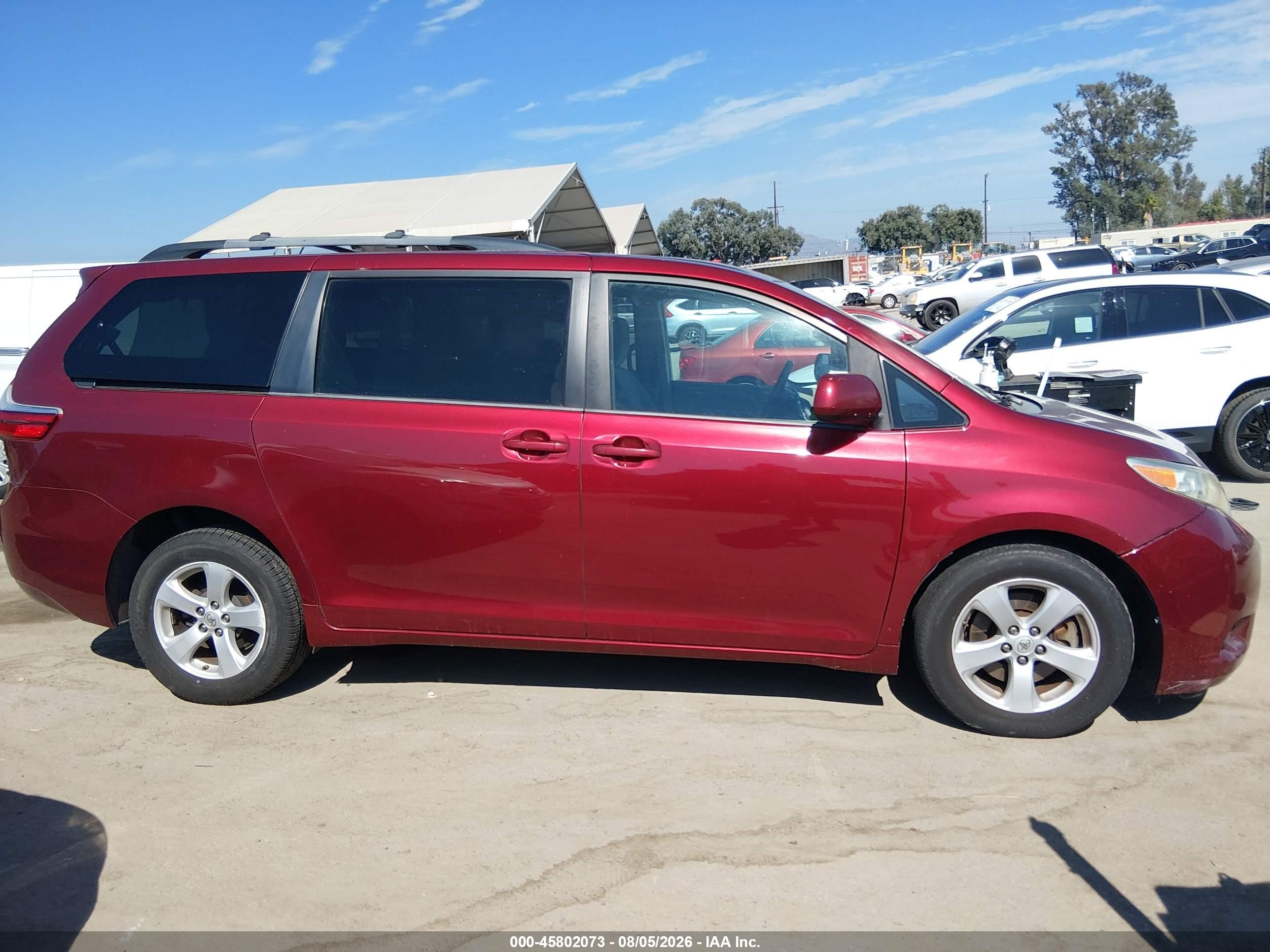 2015 Toyota Sienna Le 8 Passenger Красный vin: 5TDKK3DCXFS569551