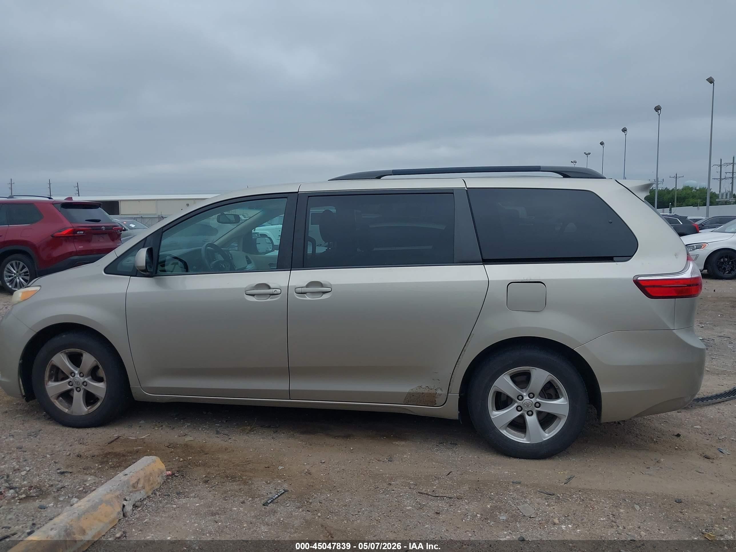 2015 Toyota Sienna Le 8 Passenger Champagne vin: 5TDKK3DCXFS583739