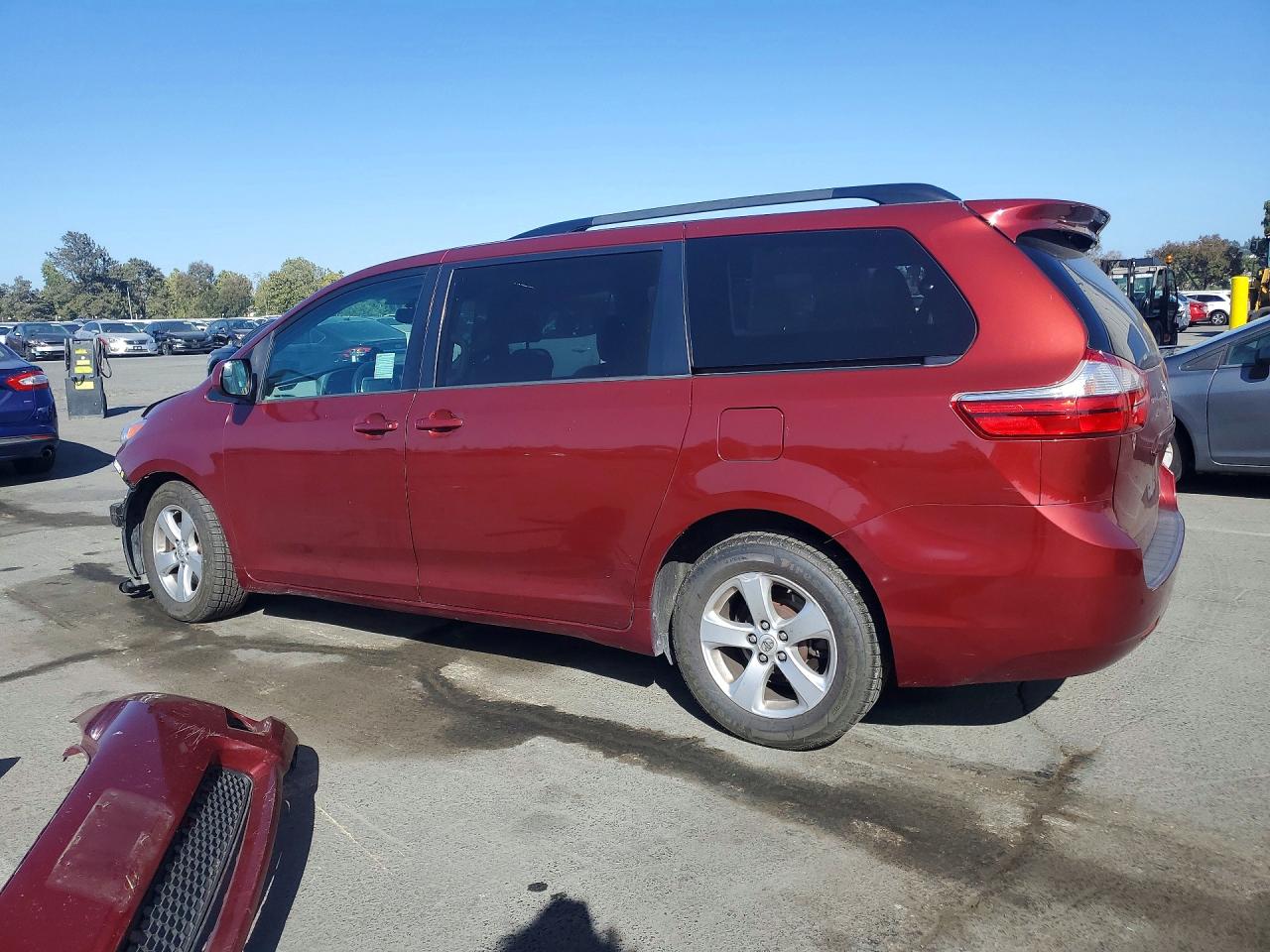 2015 Toyota Sienna Le Maroon vin: 5TDKK3DCXFS601057